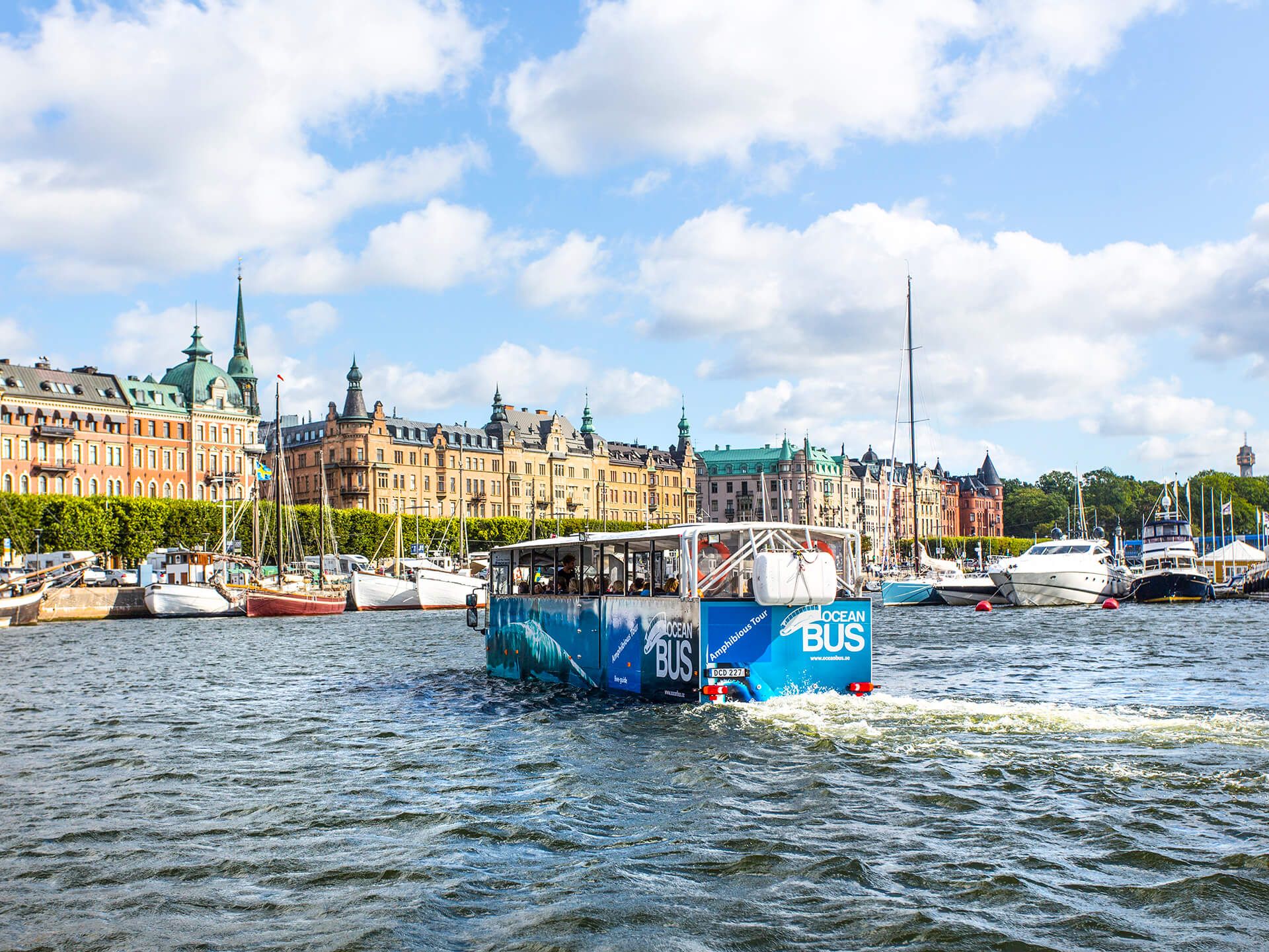 Ocean Bus ute på vattnet med Stockholms stad i bakgrunden