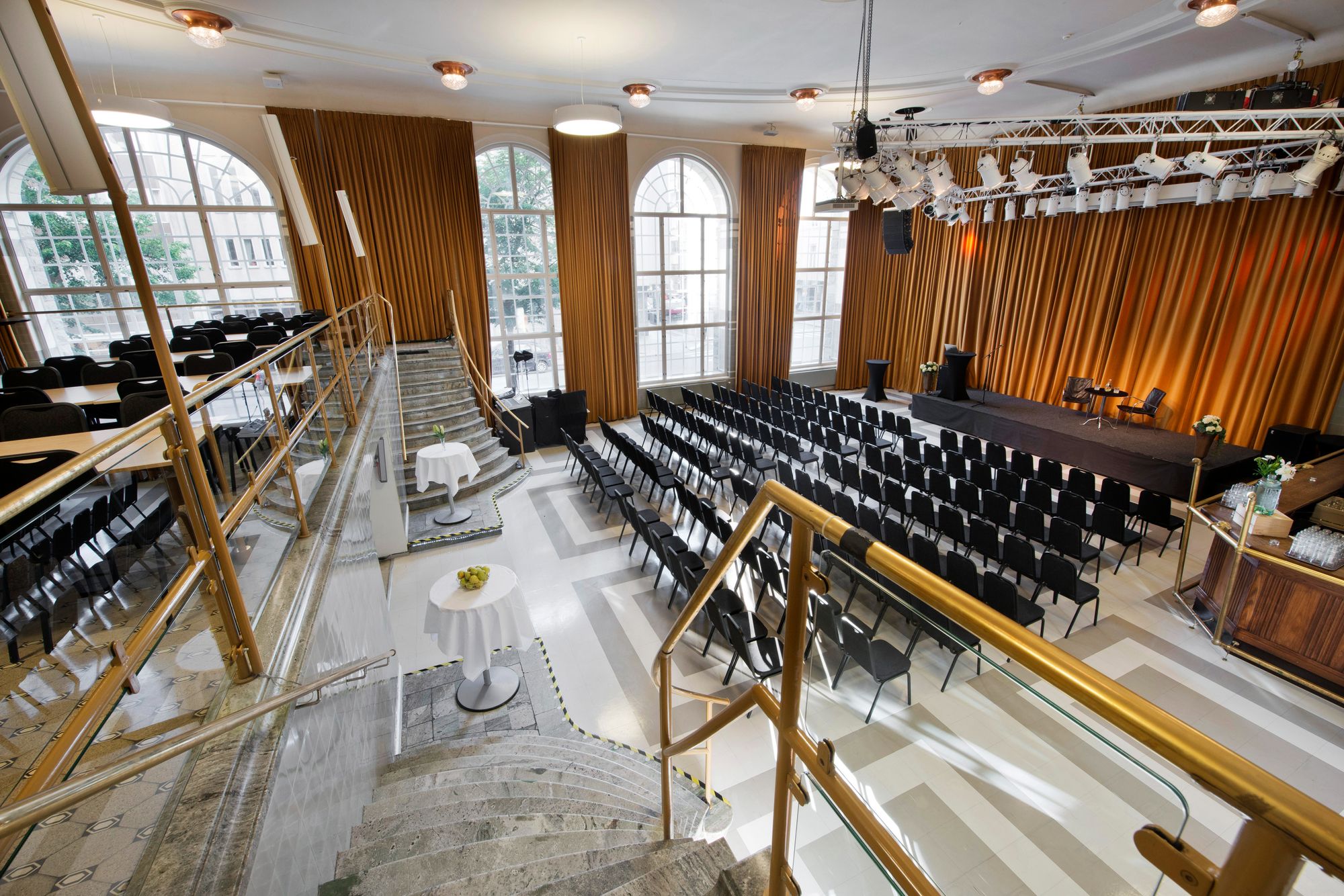 Den miljömärkta Bryggarsalen med uppradade stolar