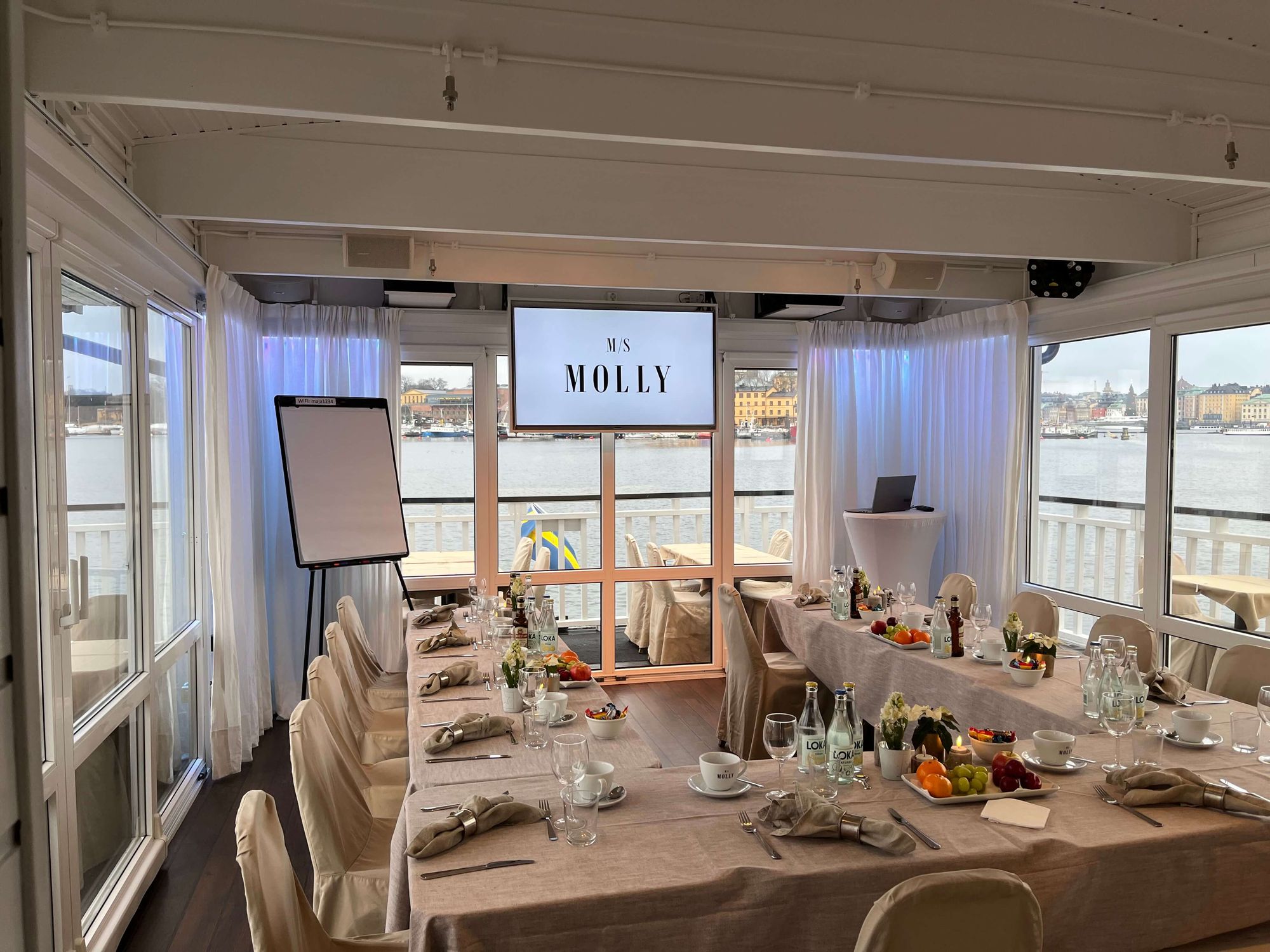 Uppdukat bord för företagsevent på båten M/S Molly
