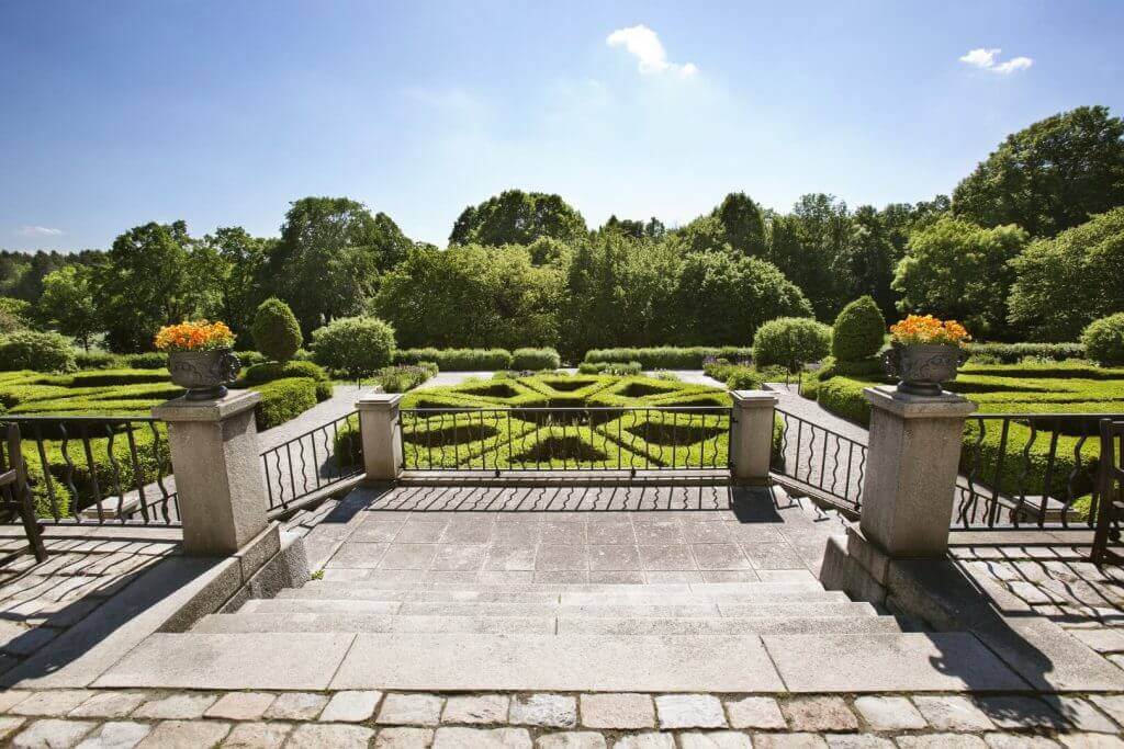 Den fina grönskande slottsparken från slottsterrassen på Hesselby Slott