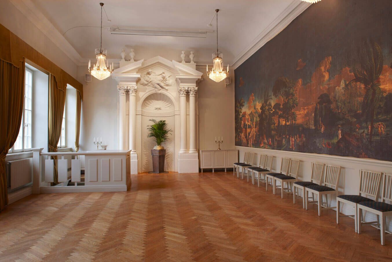 Swedenborgssalen på van der Nootska Palatset med fint trägolv och ljuskronor i taket