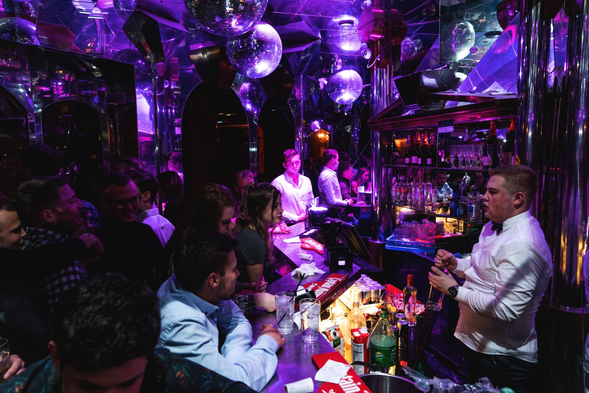 En full bar på nattklubben Club Privé