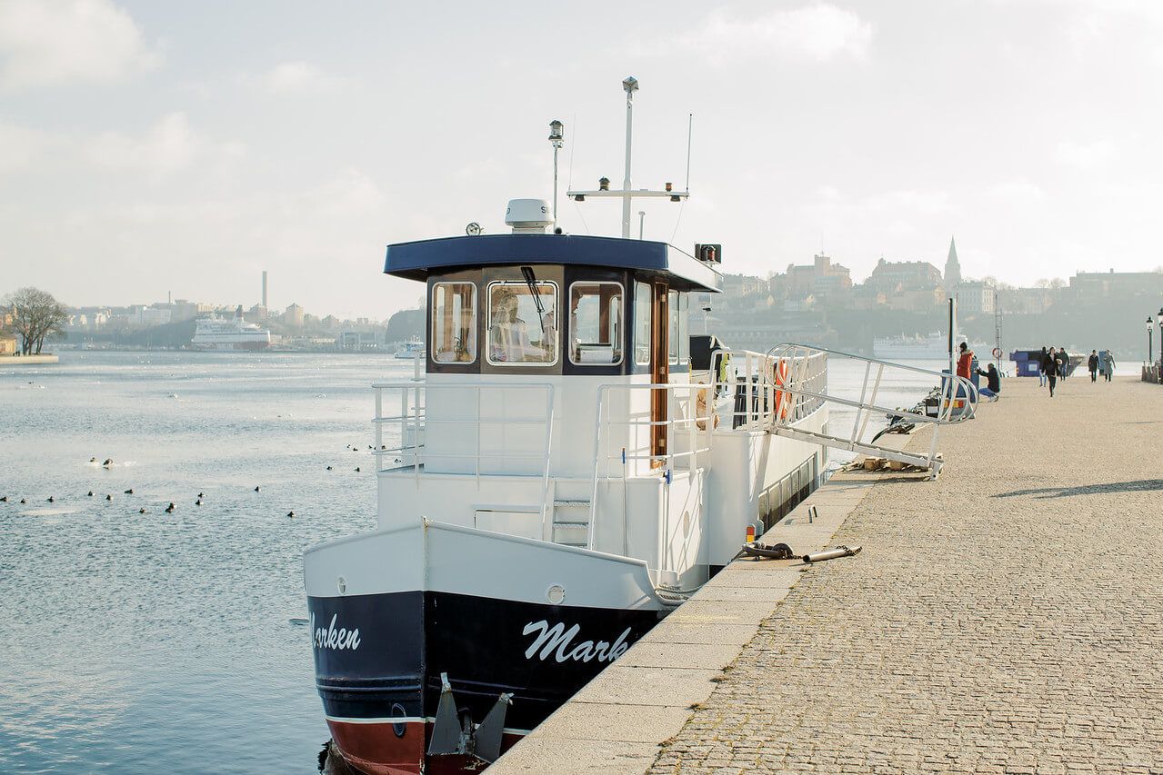 Båten M/S Marken vid sin kajplats i Stockholm