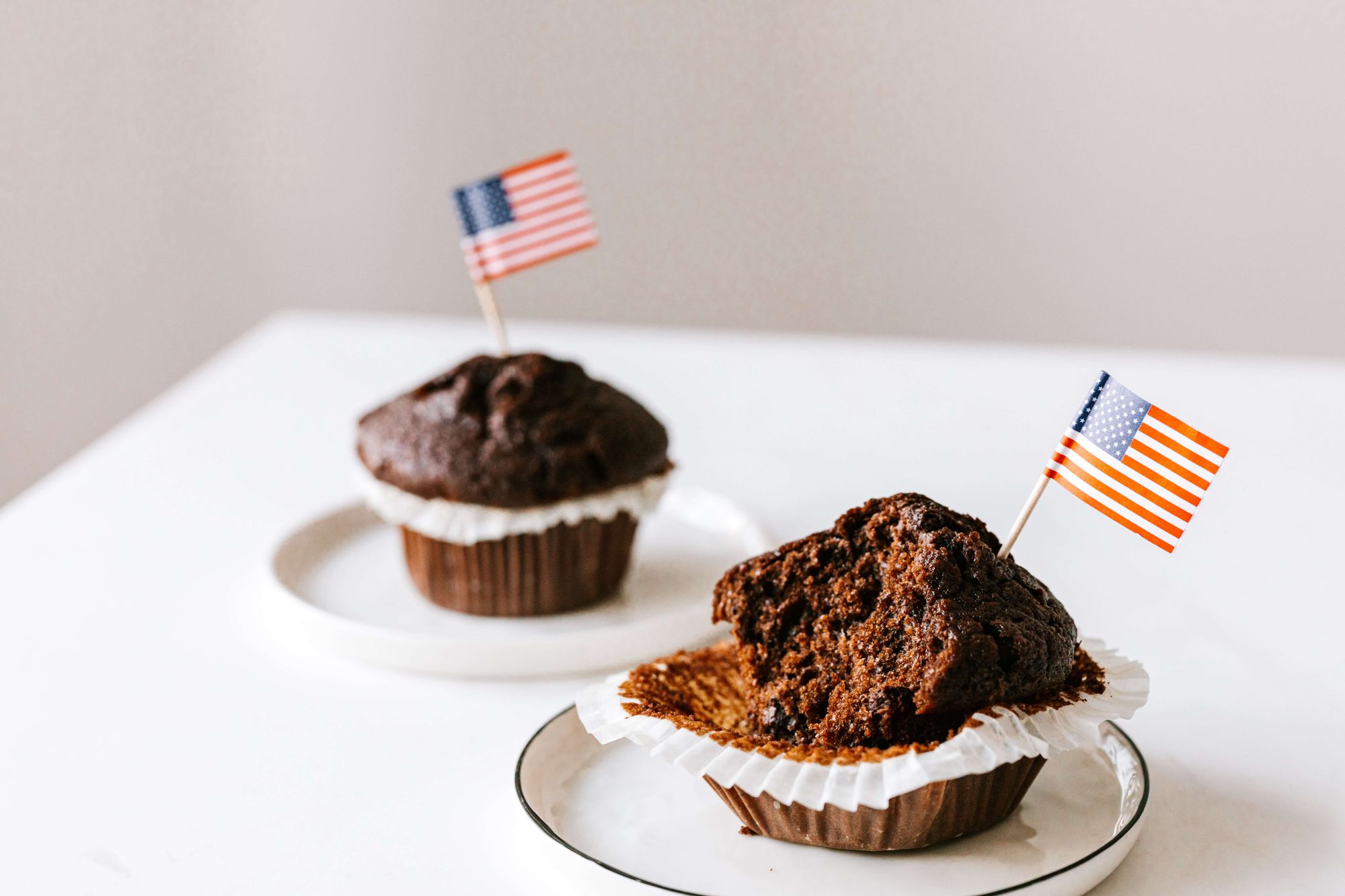 Chokladmuffins dekorerade med amerikanska flaggor