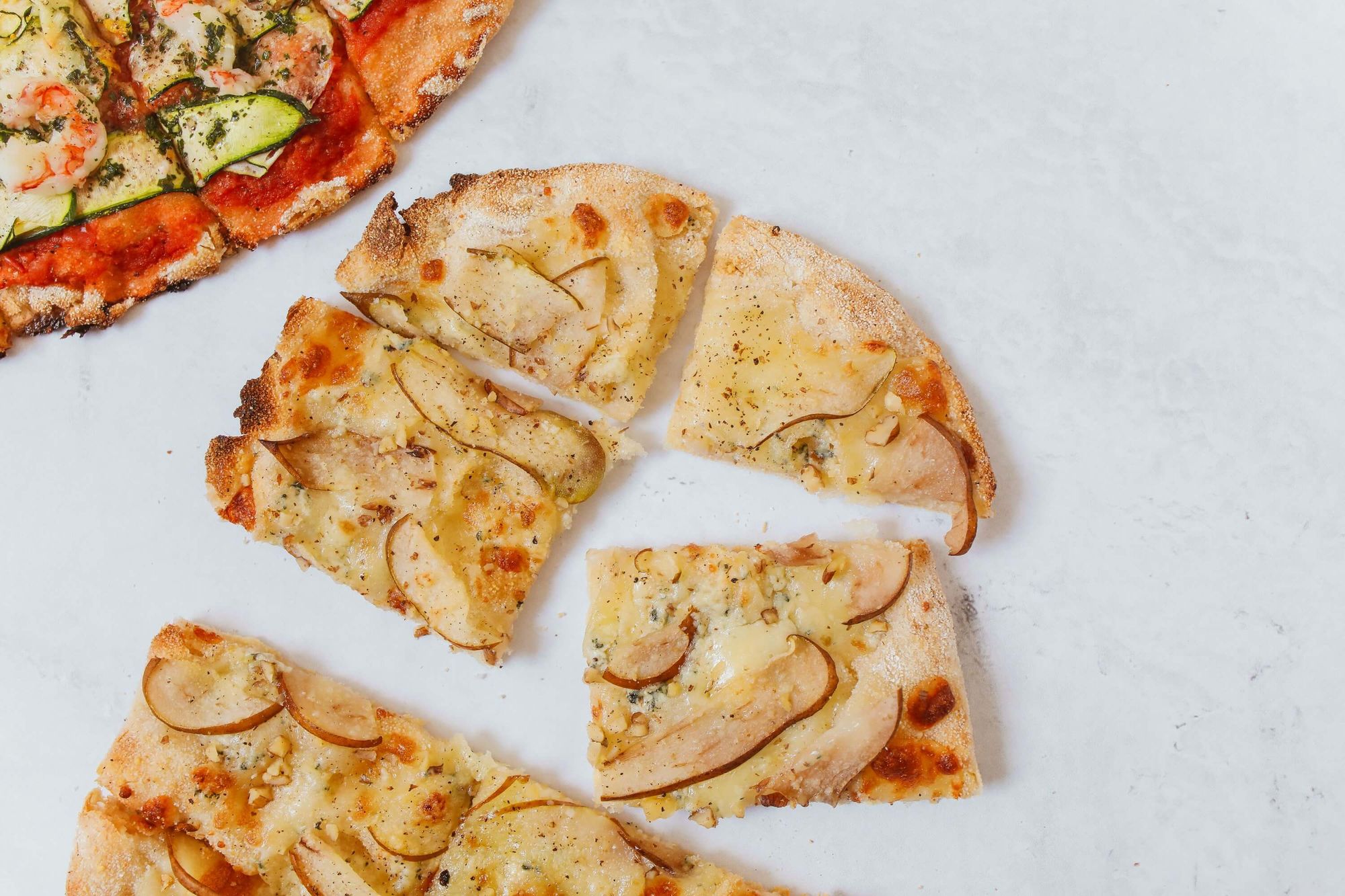 Pizza slices är enkel mat att bjuda gästerna på