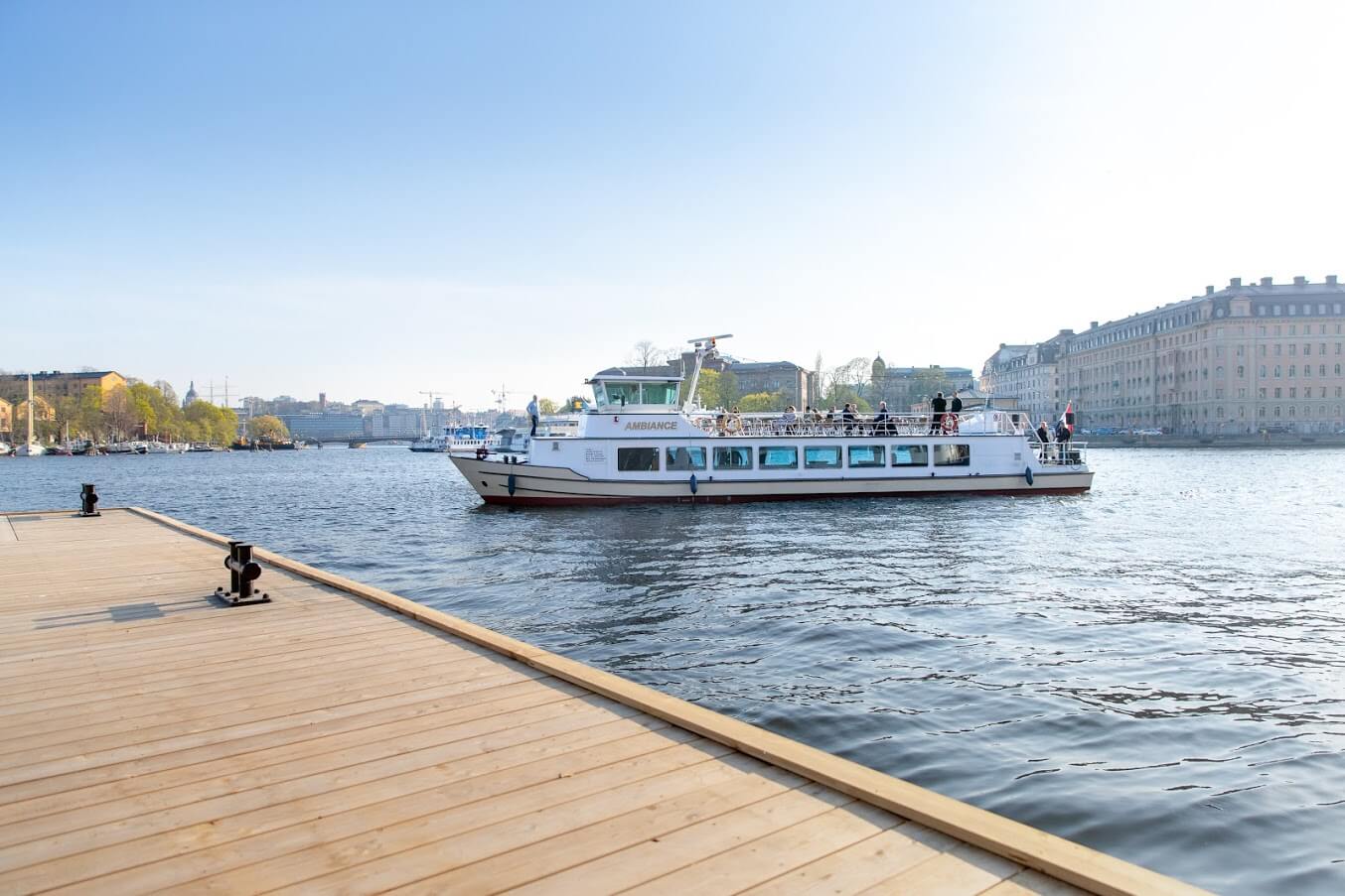 M/S Ambience med gäster ute på vattnet i Stockholm
