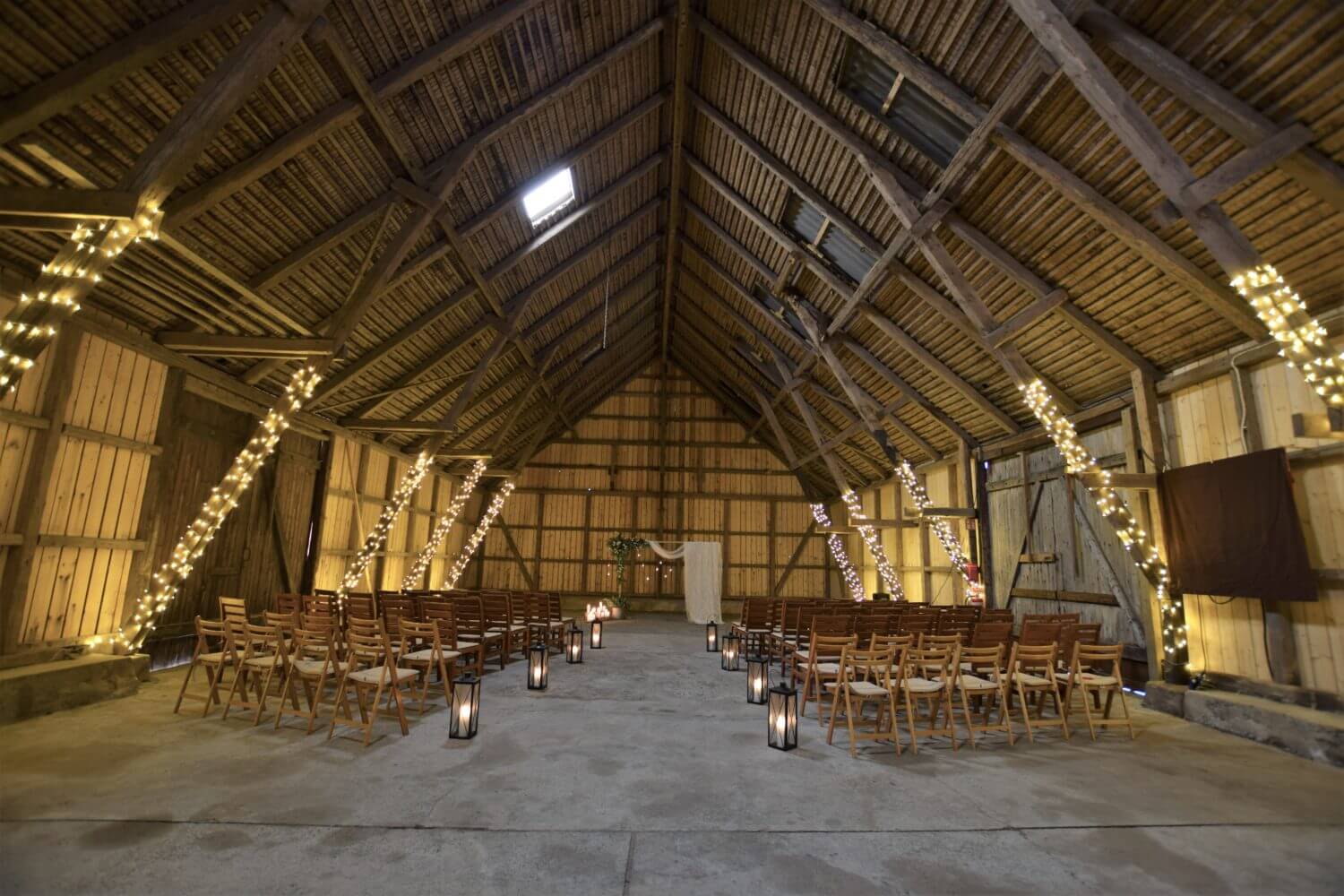 Bröllopsladan på Bläsinge Gård med stolar uppsatta för ceremoni