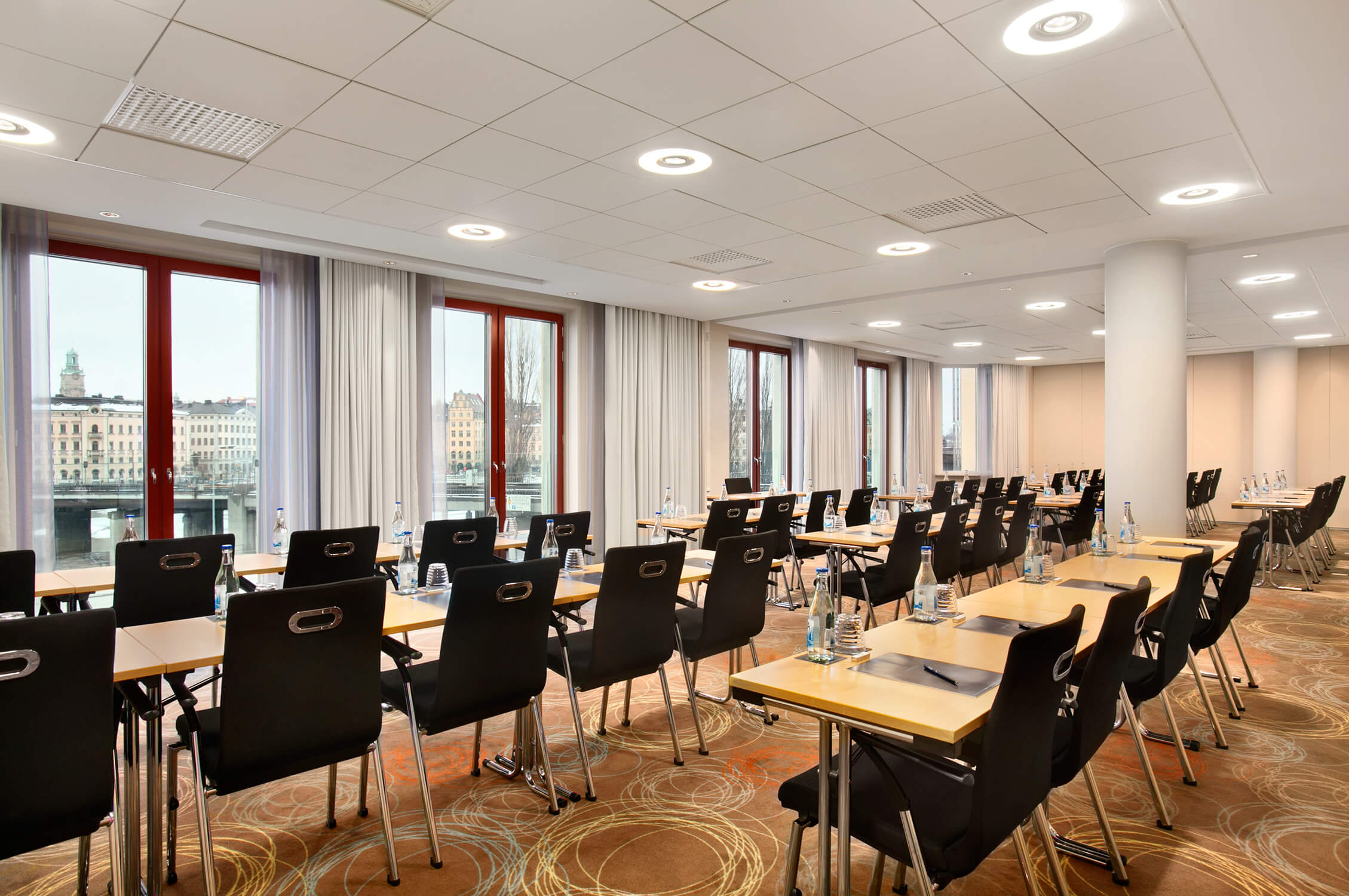 Rymlig konferenslokal med utsikt över Riddarfjärden och Gamla Stan