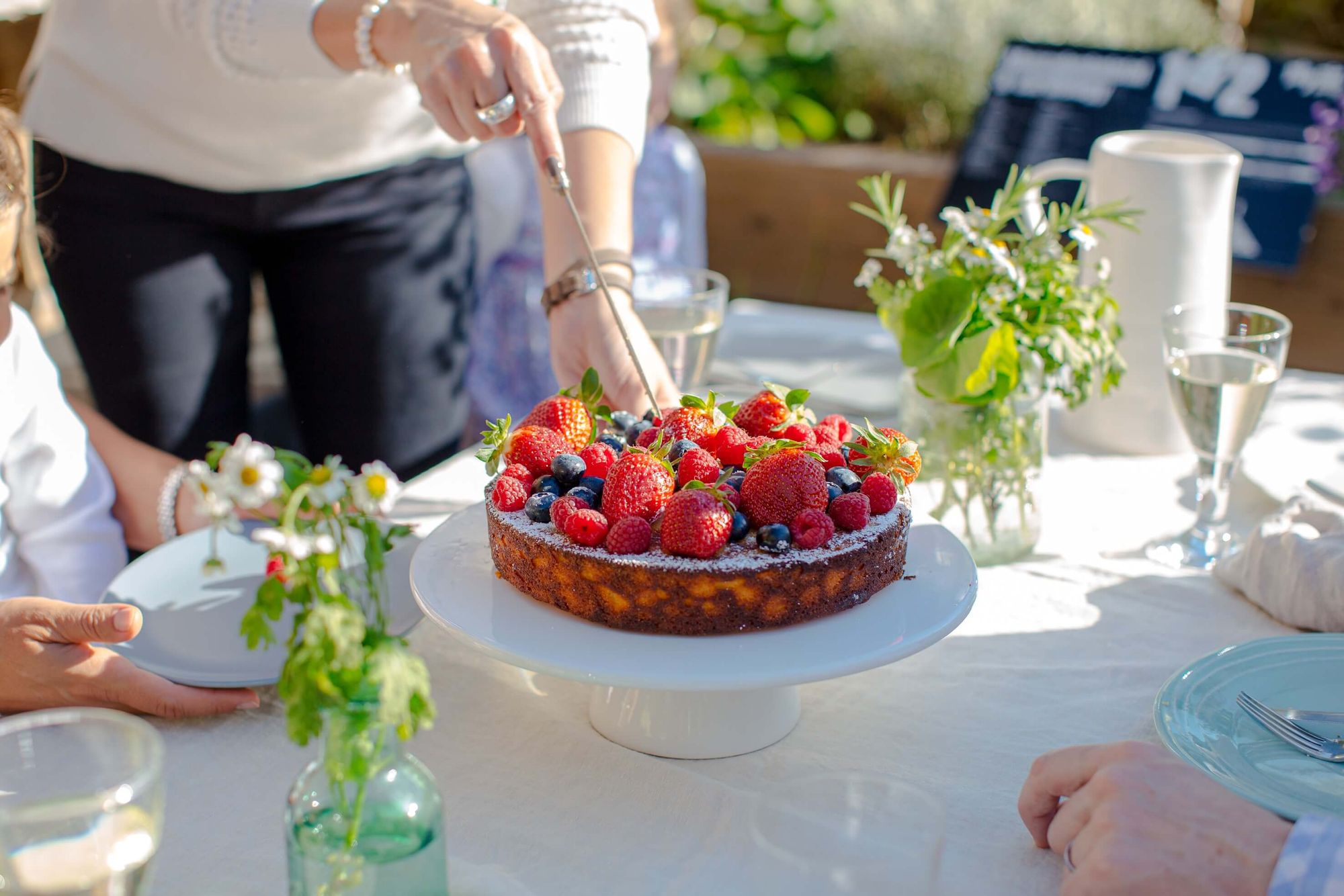 Servera en somrig jordgubbstårta på midsommarfesten