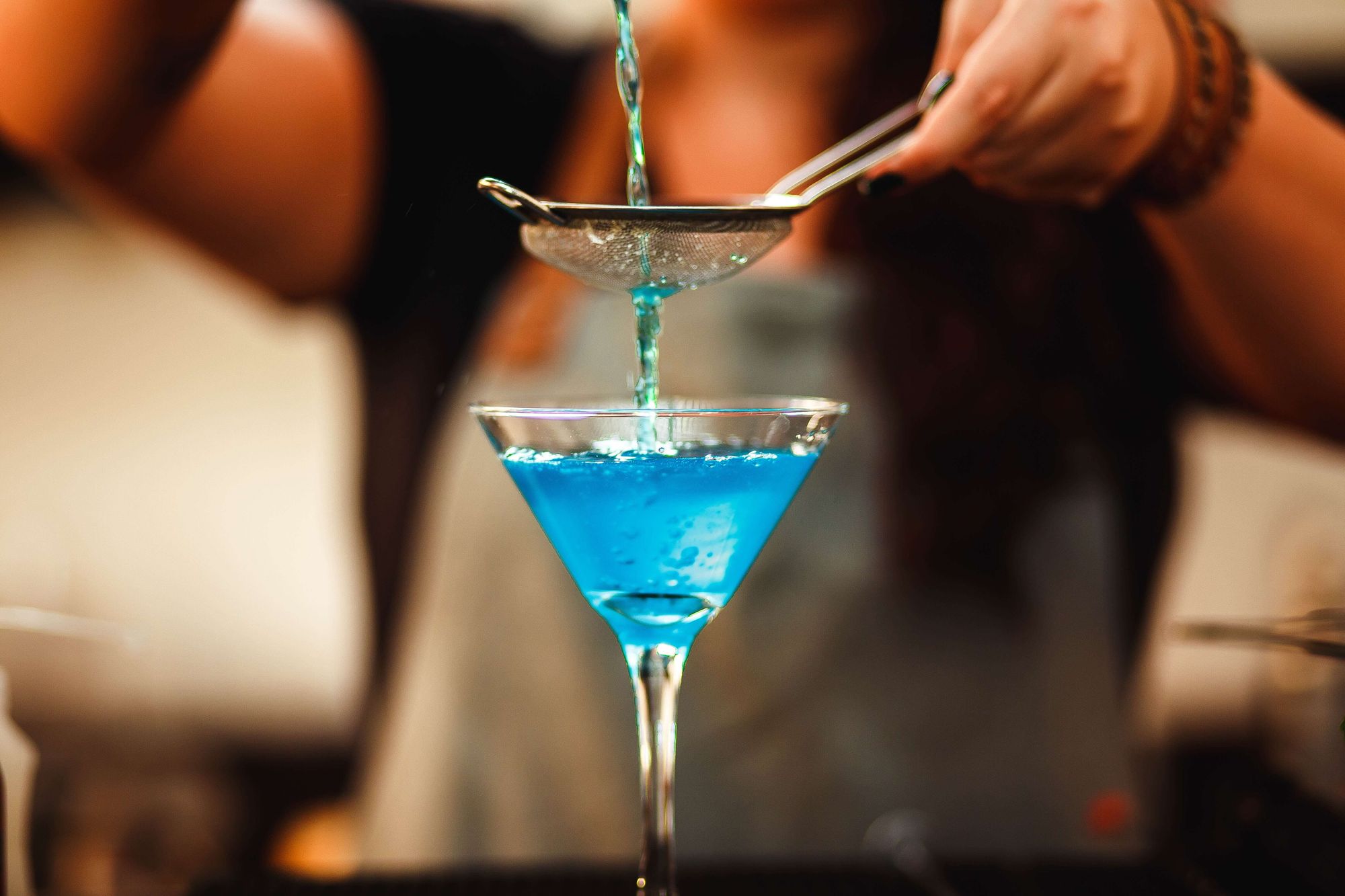 Bartender blandar blå drink