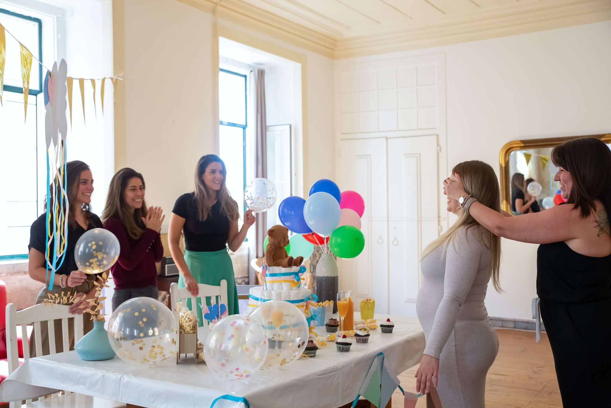 Vänner överraskar gravid tjejkompis med babyshower