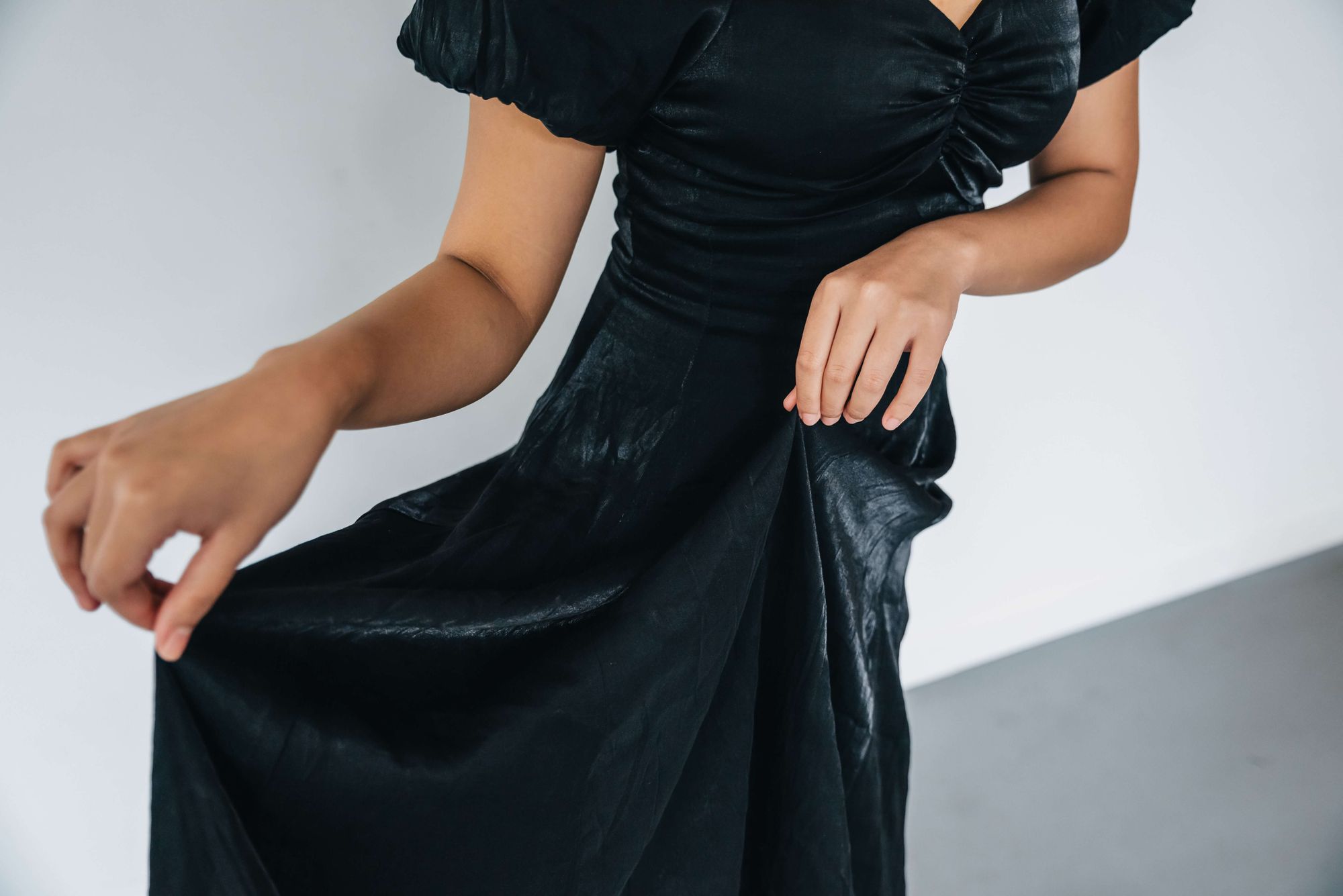 Kvinna med svart fin klänning
