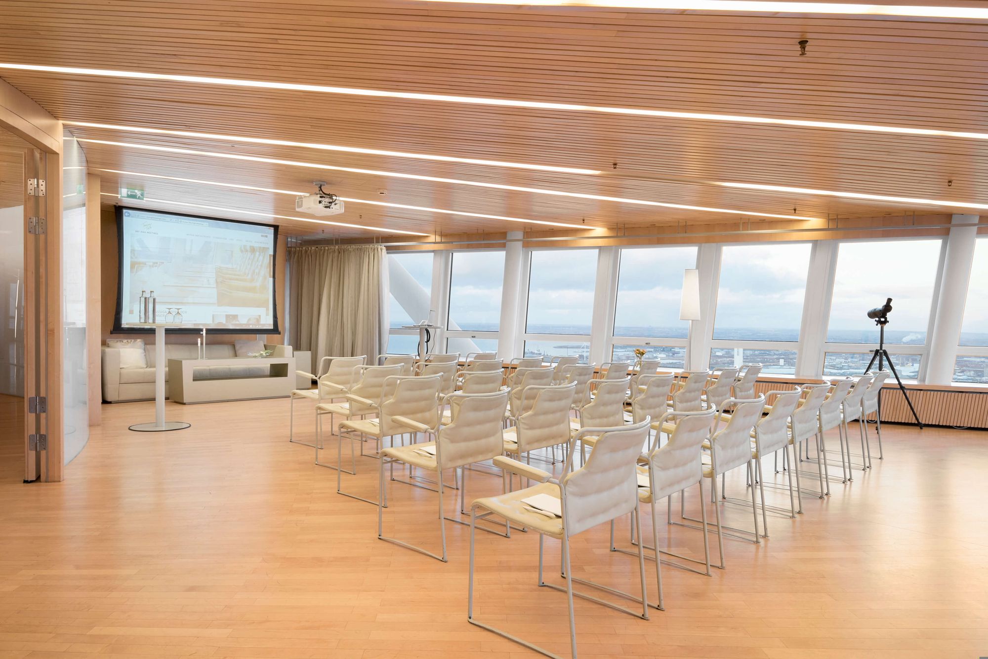 Ett av Sky High Meetings moderna mötesrum med utsikt över Malmö