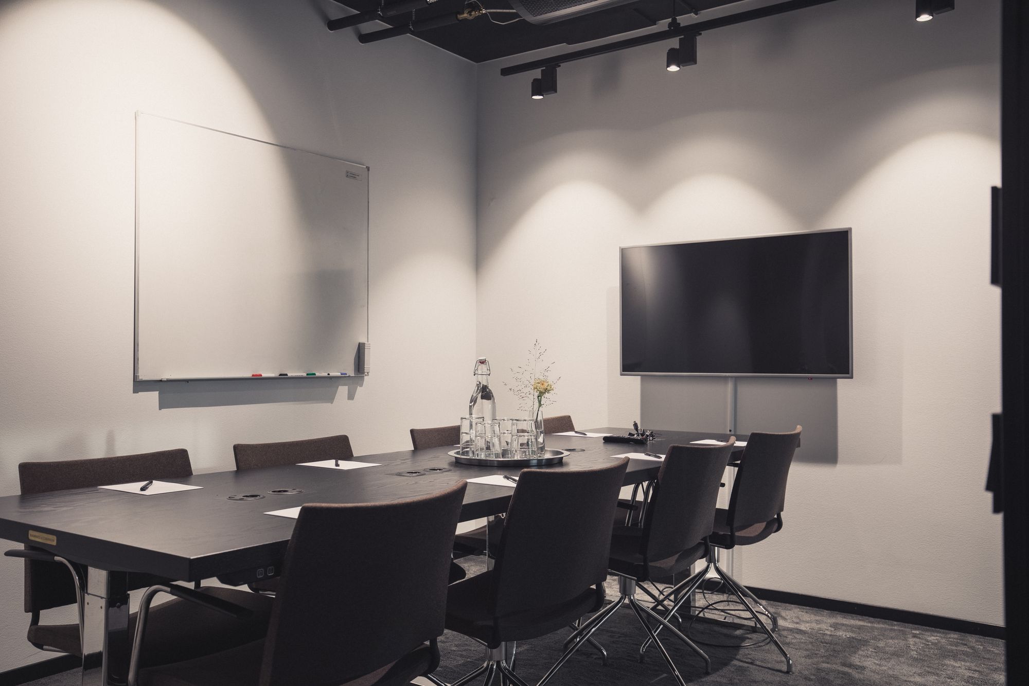 Modern konferenslokal i Göteborg med TV-skärm och whiteboard