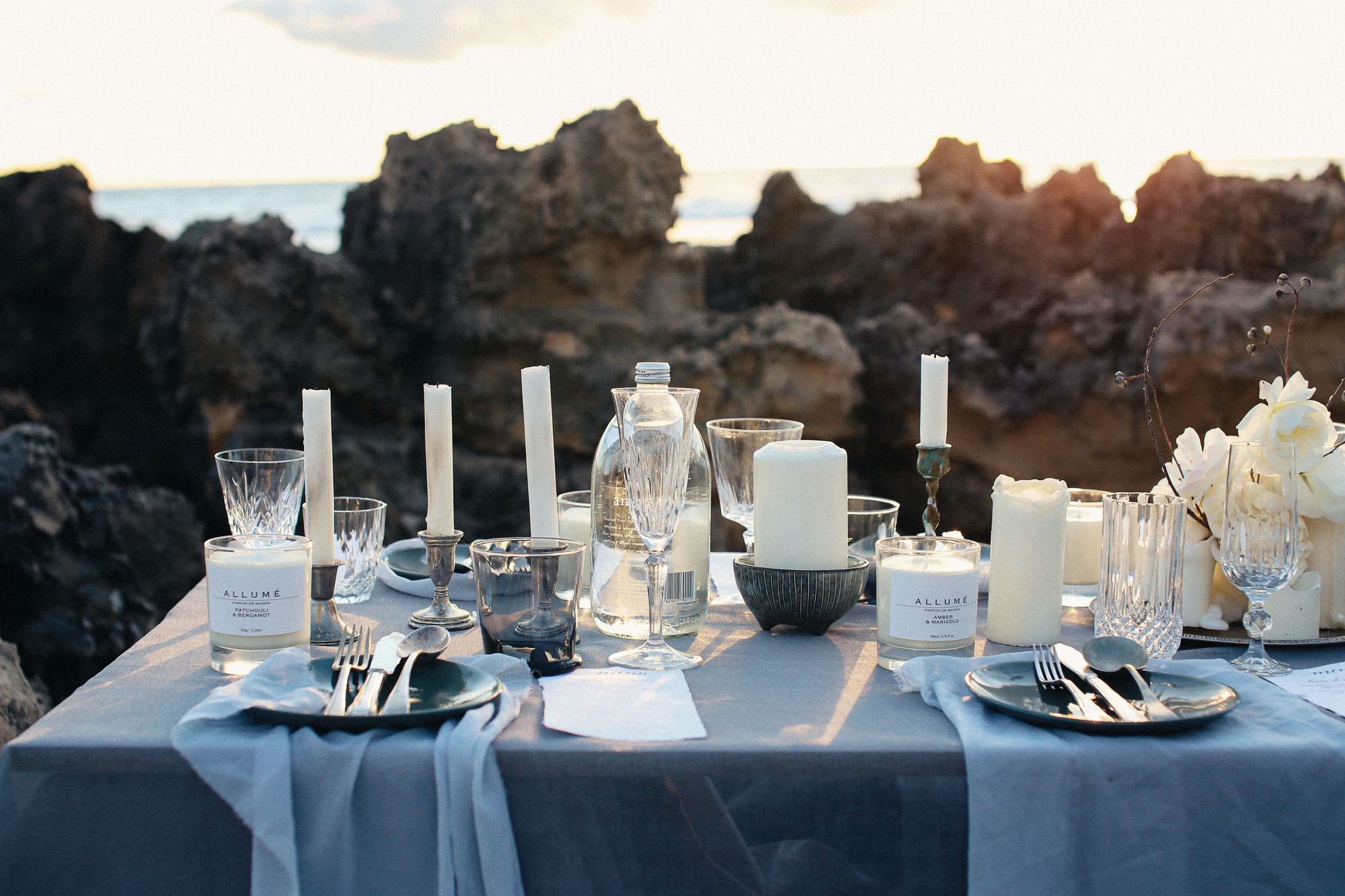 En bordsdekoration med skärgårdsstil som passar utmärkt för bröllop vid havet