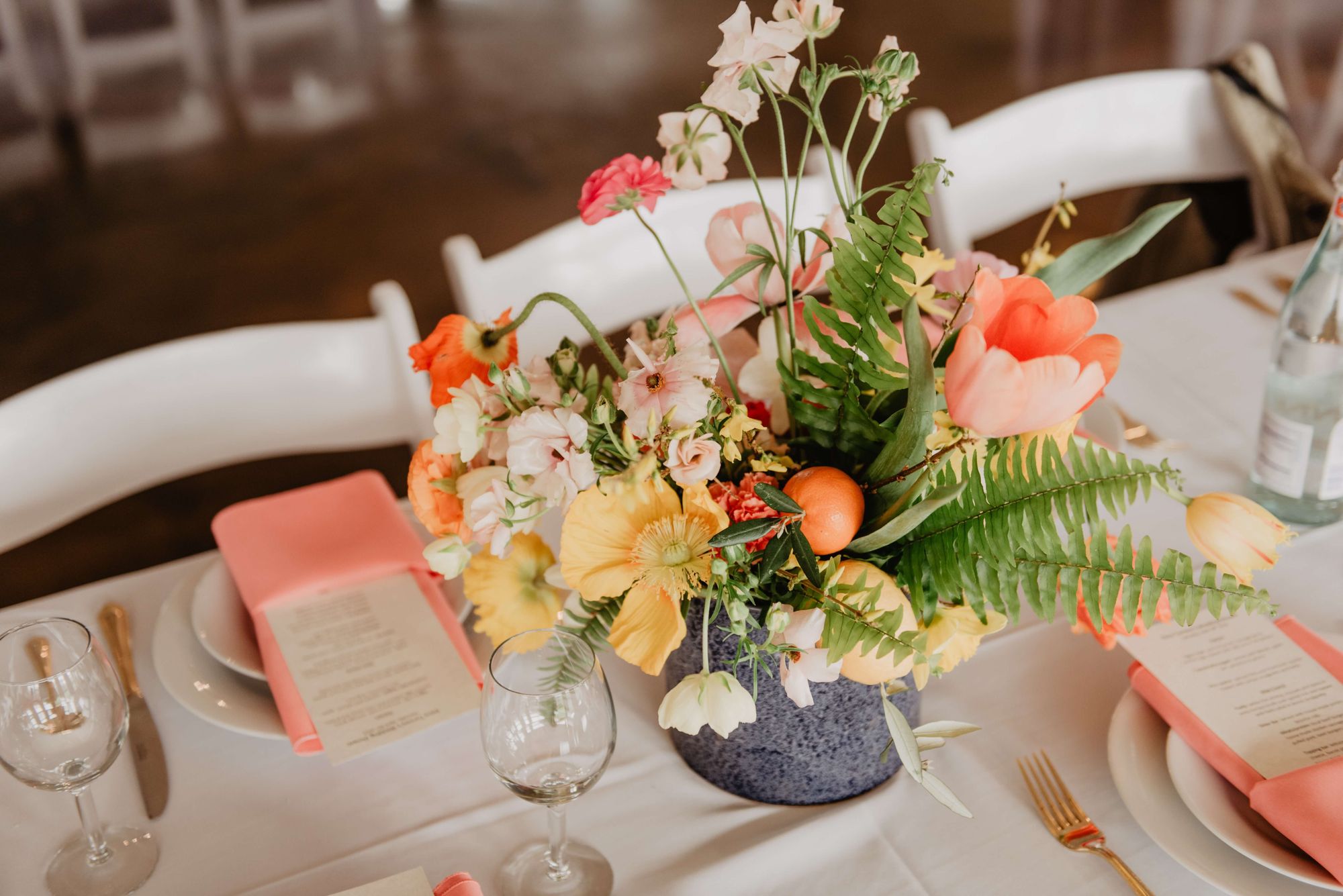 Färgglada blommor och bordsdekorationer för ett bröllop i trädgården