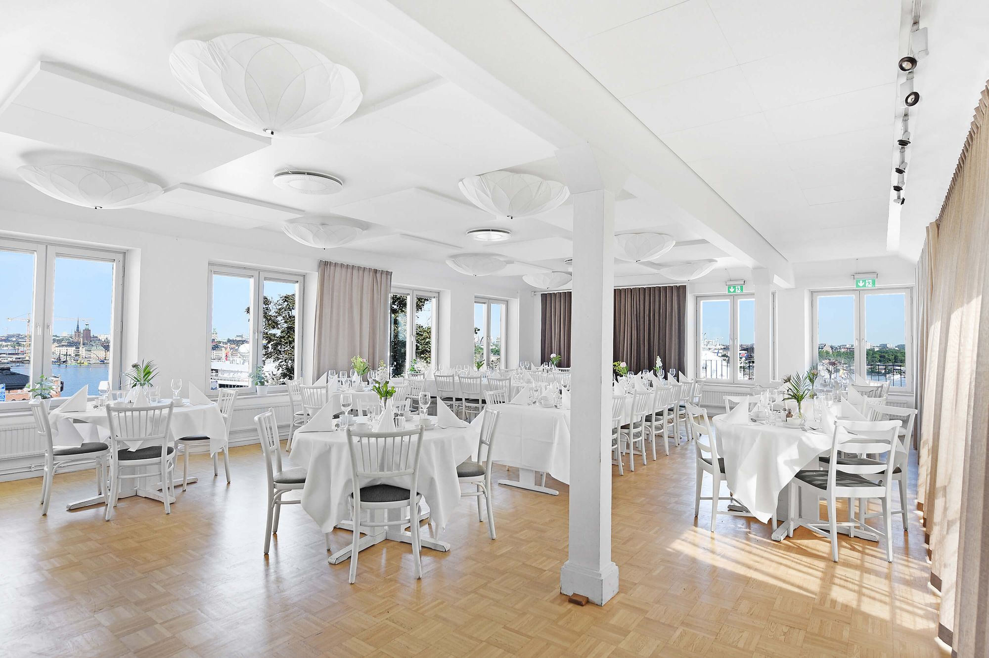 På Erstaklippan ligger Ersta terrass, en fin bröllopslokal vid vattnet i Stockholm
