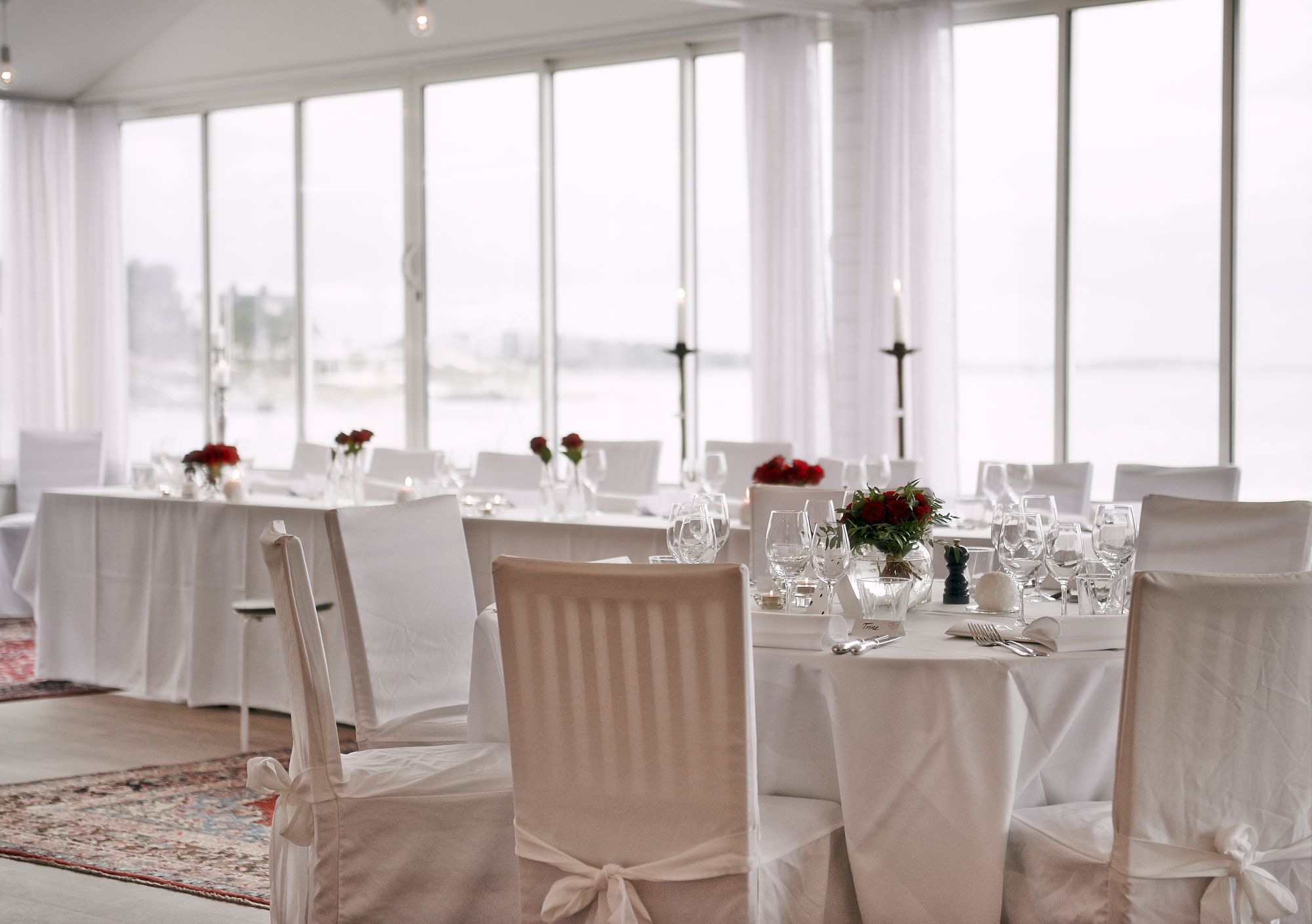 Den ljusa festvåningen på Restaurang Särö Blomstermåla är som gjort för bröllop