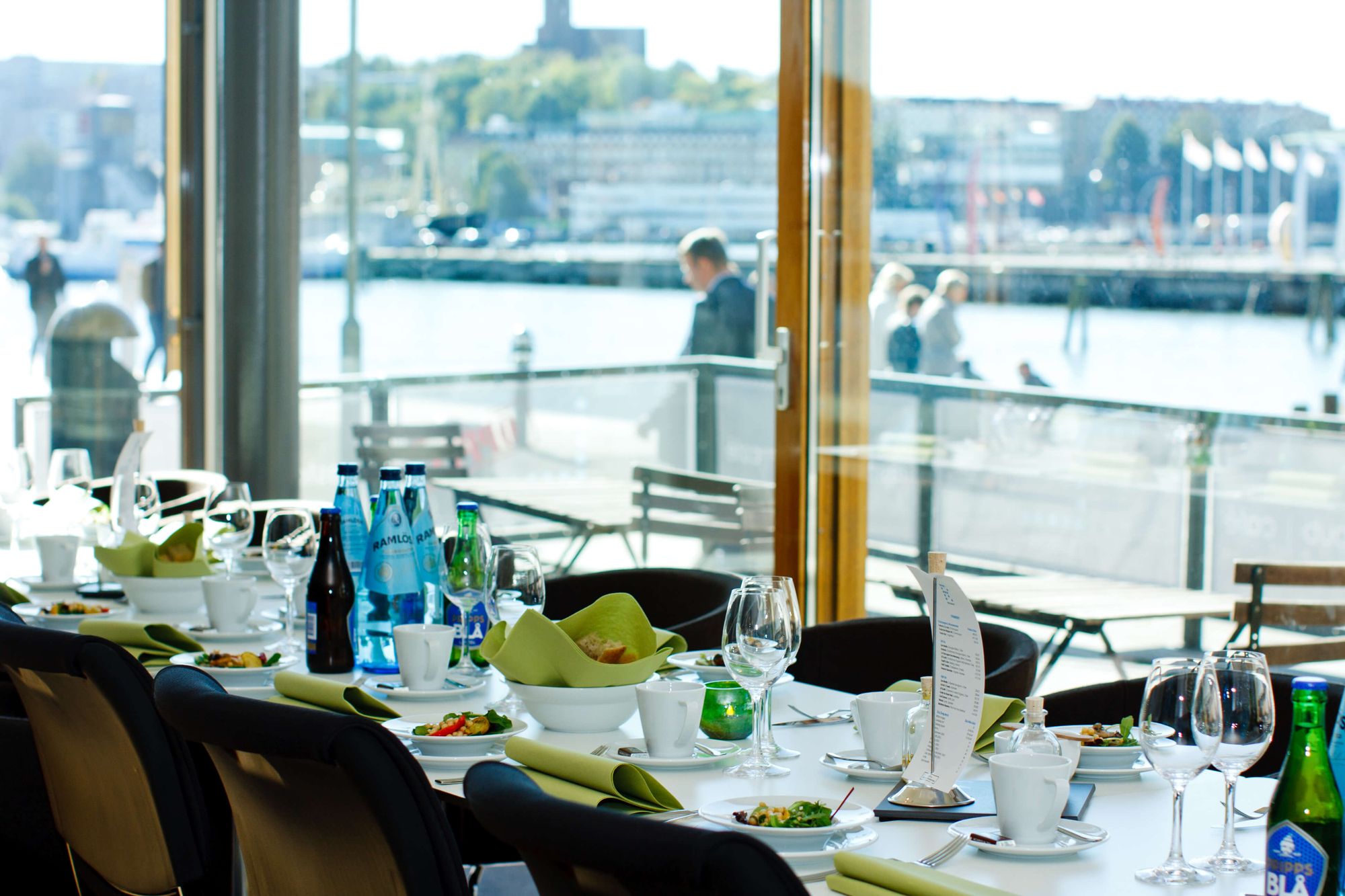 Njut av en prisvärd födelsedagsmiddag med utsikt över Göteborgs hamninlopp