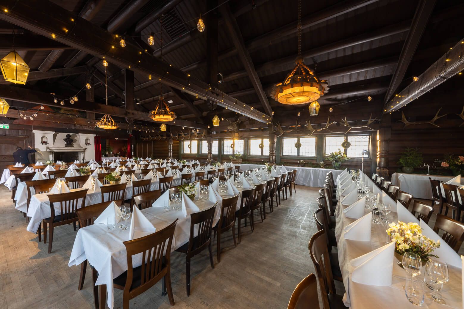Högloftet tillhör Skansens restauranger och är en perfekt festlokal för bröllopet i Stockholm