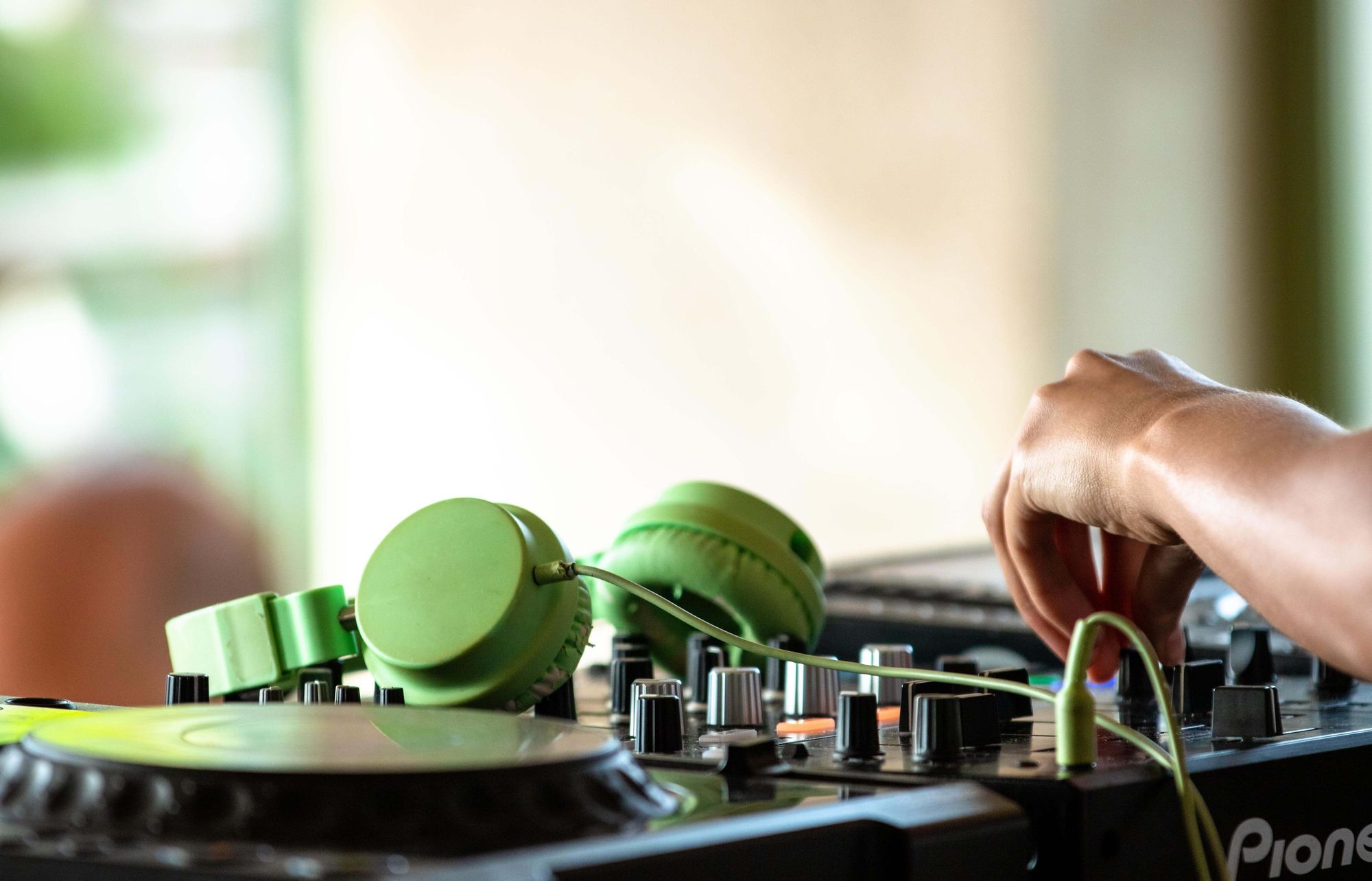 DJ-bord med gröna hörlurar