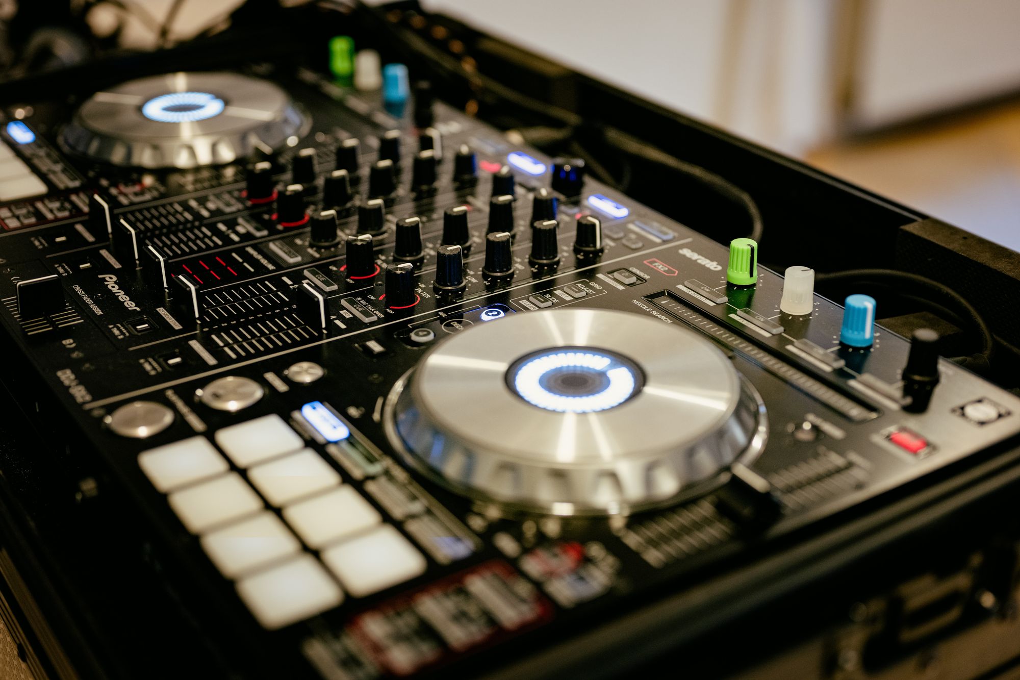 DJ-bord i närbild med många färgglada knappar