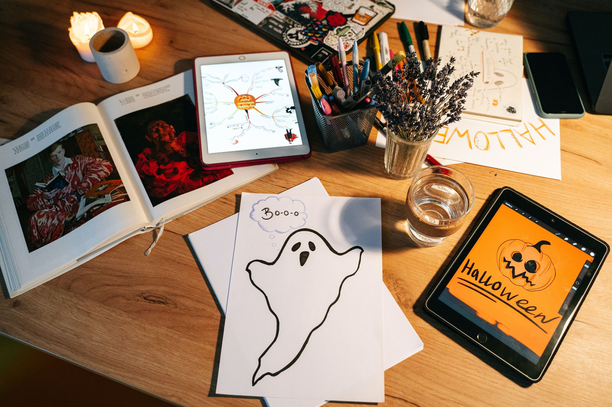 Skapa läskiga inbjudningar till Halloweenfesten för hand eller online
