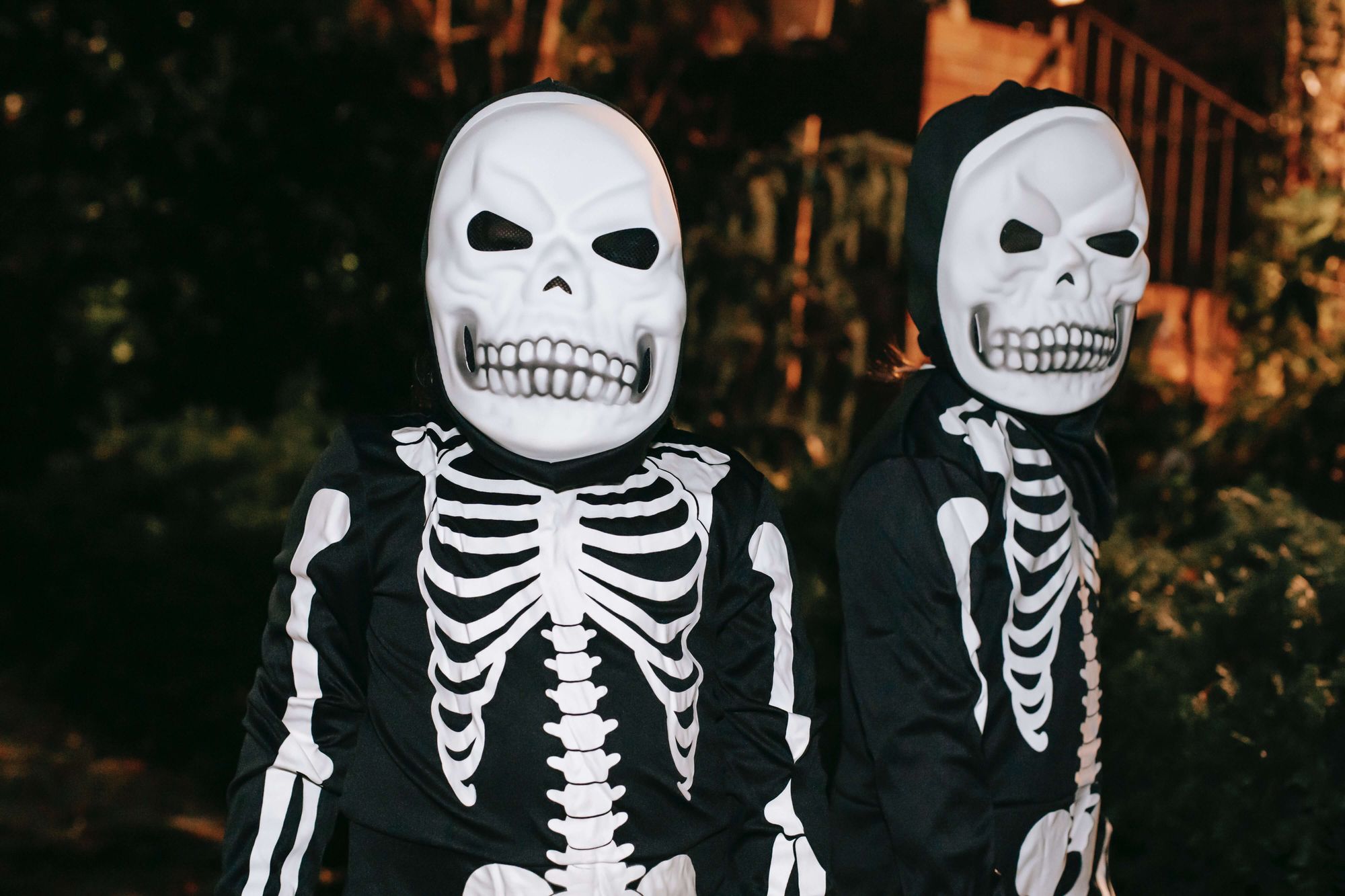 Två personer utklädda till skelett