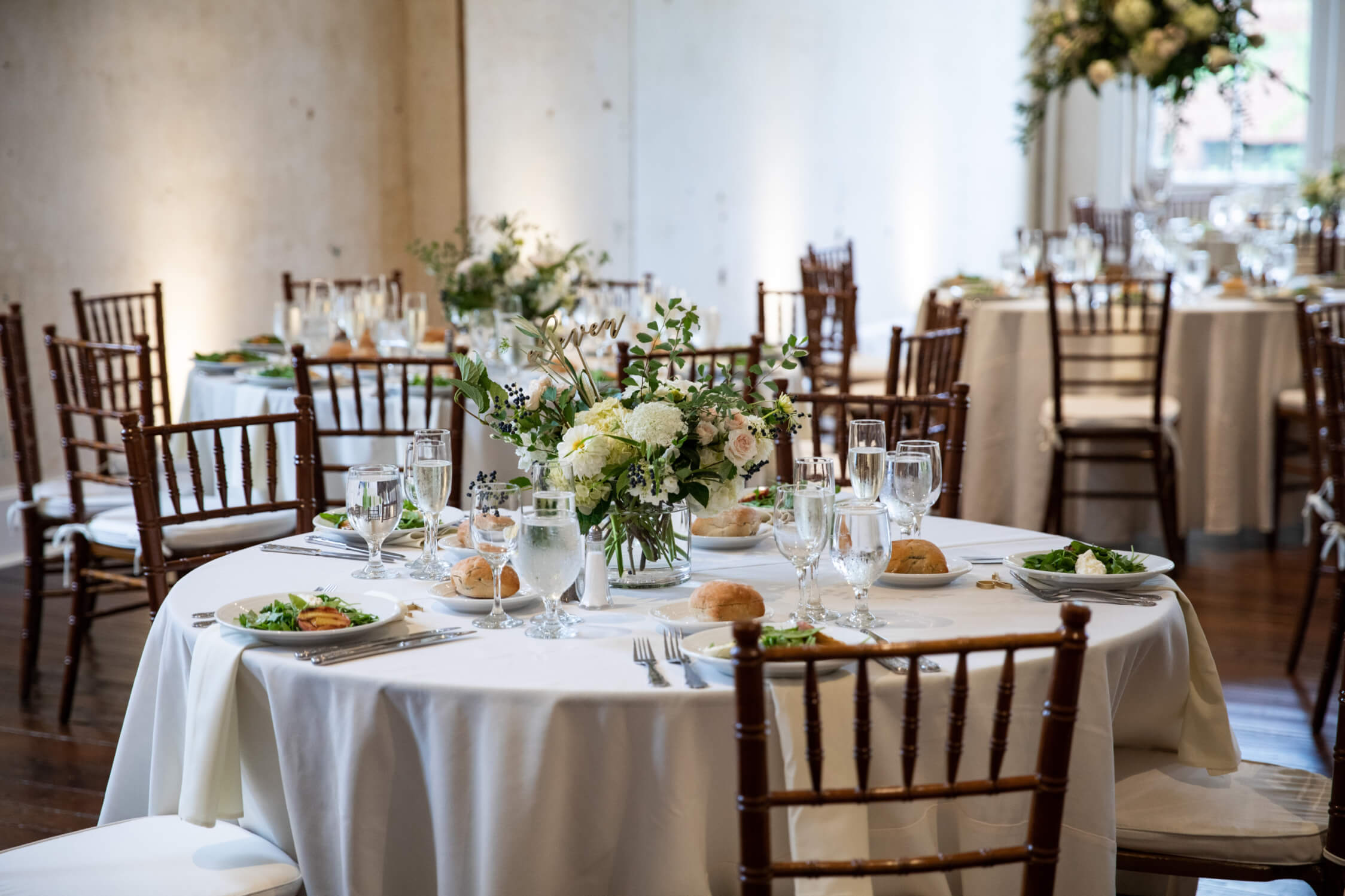 Att använda mindre runda bord skapar en trevlig känsla under bröllopsmiddagen