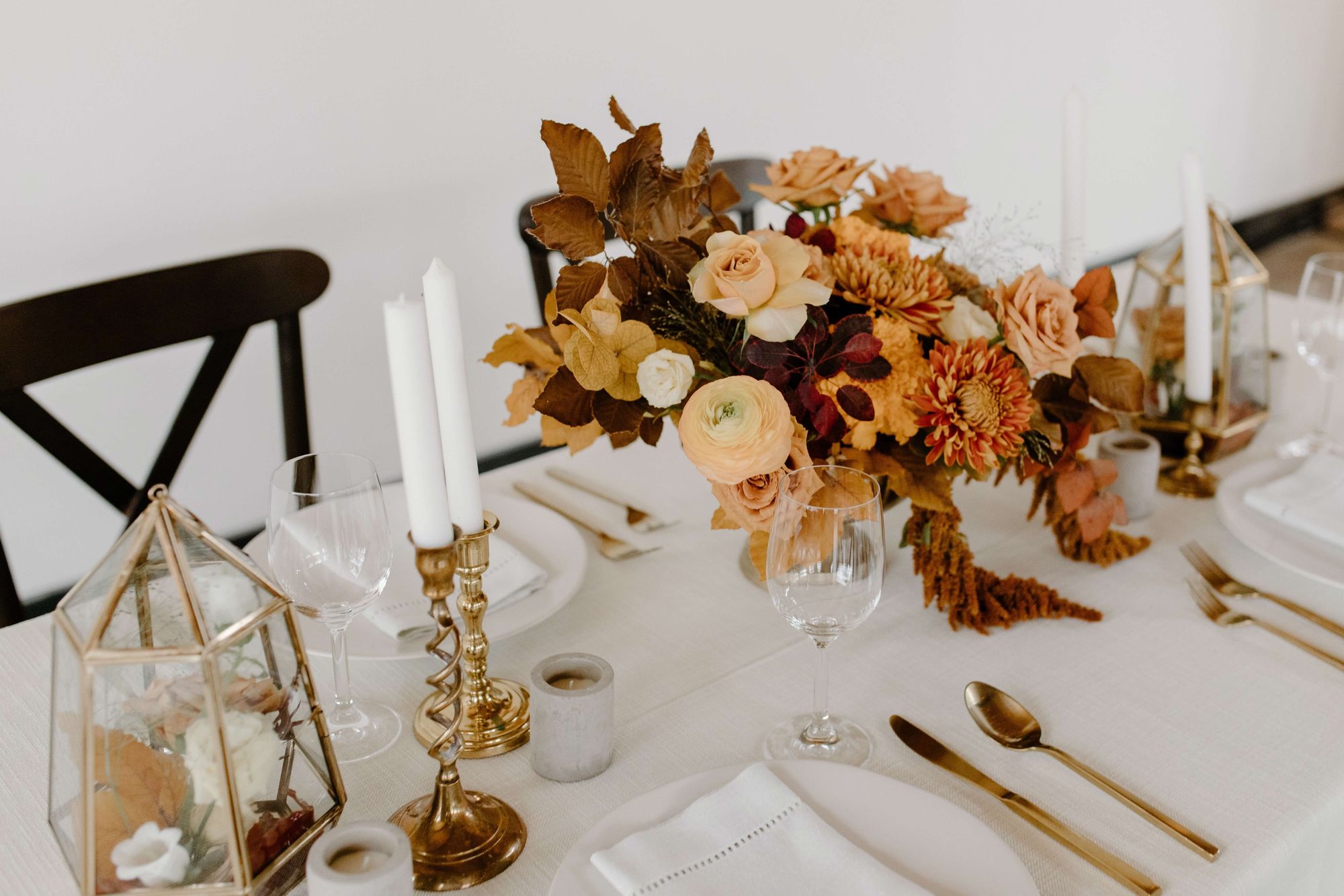 Dekorera bordet med färska blommor til nyårsafton