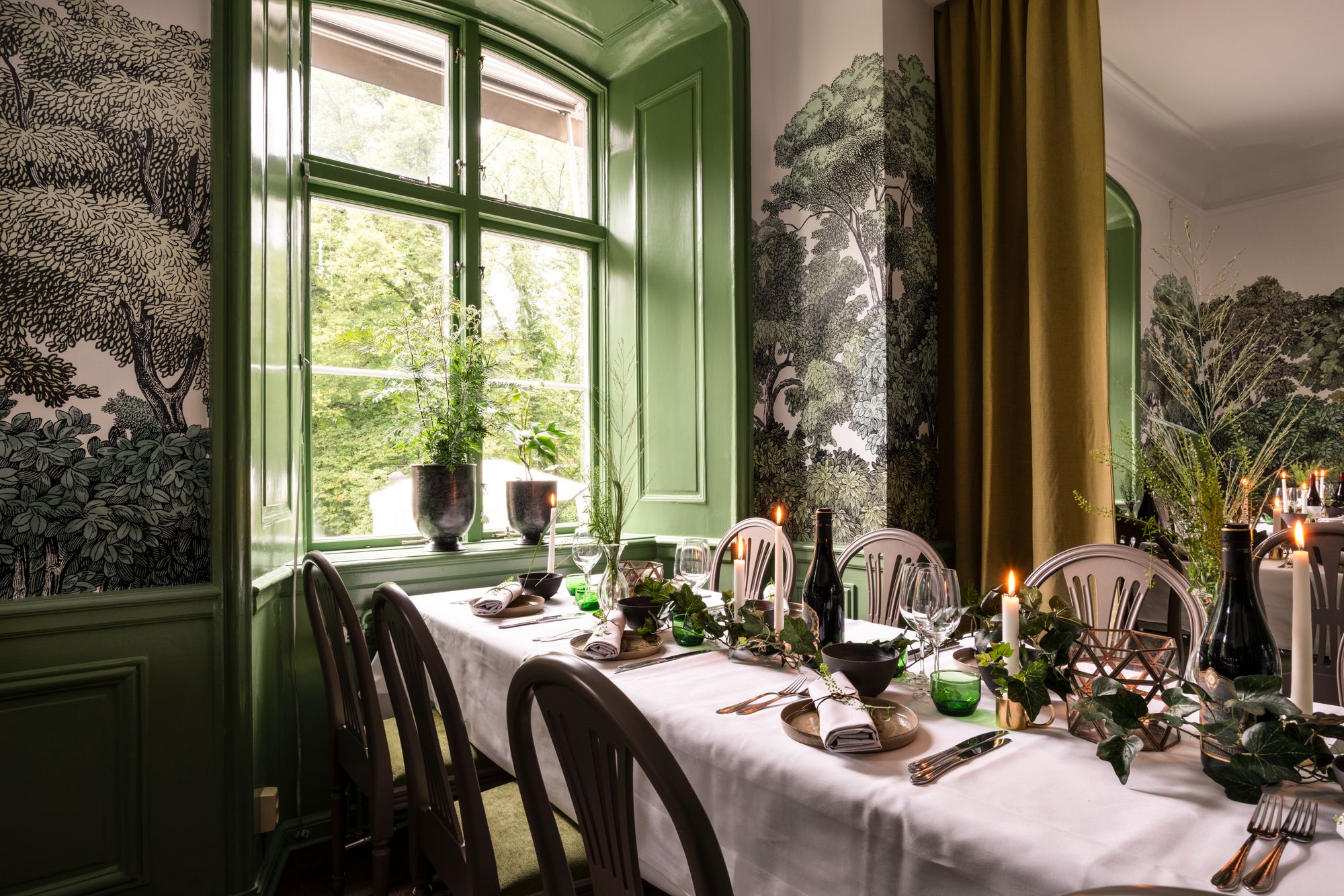 Ordna en bröllopsmiddag i Åkeshofs Slotts matsal eller i det trevliga Orangeriet
