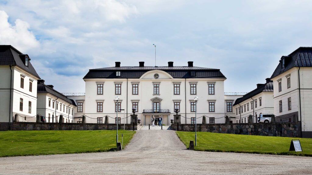 Rosersbergs Slottshotell ligger vackert med Mälaren som kuliss