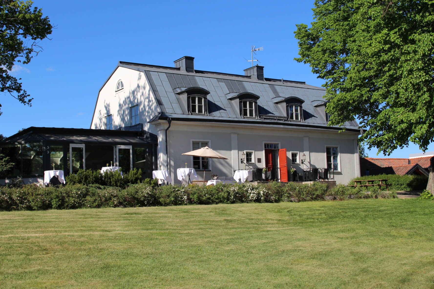 På Östergårds 1700-talsgård i Danderyd kan ni bjuda in till ett oförglömligt bröllop