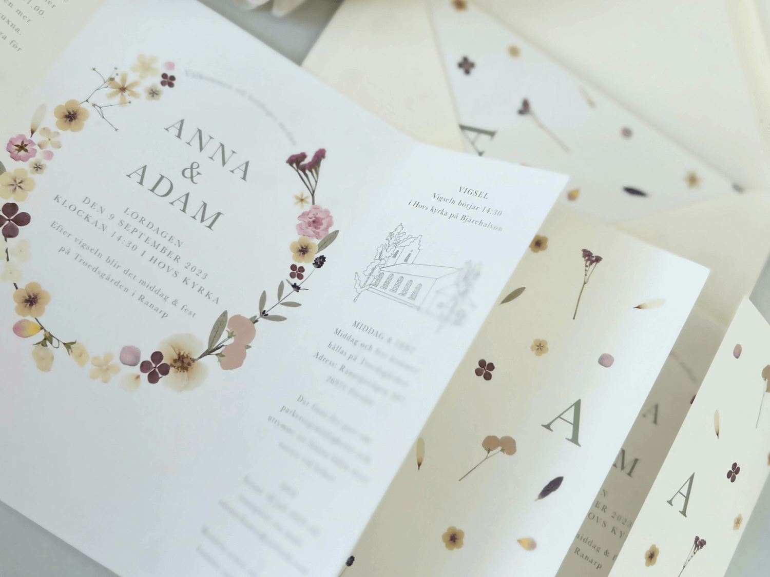 Fina inbjudningskort med vackra illustrerade blommor