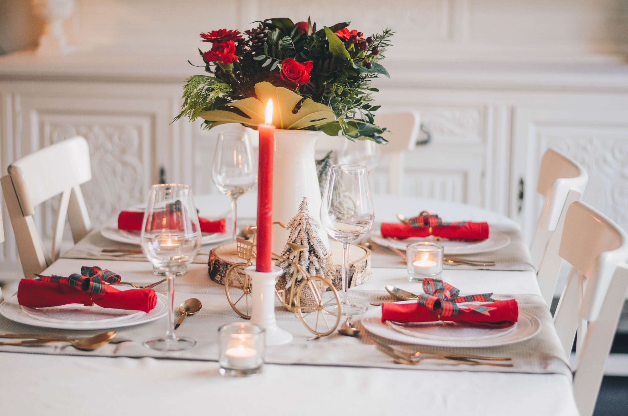 Skapa en fin juldukning genom att dekorera bordet med färska julblommor