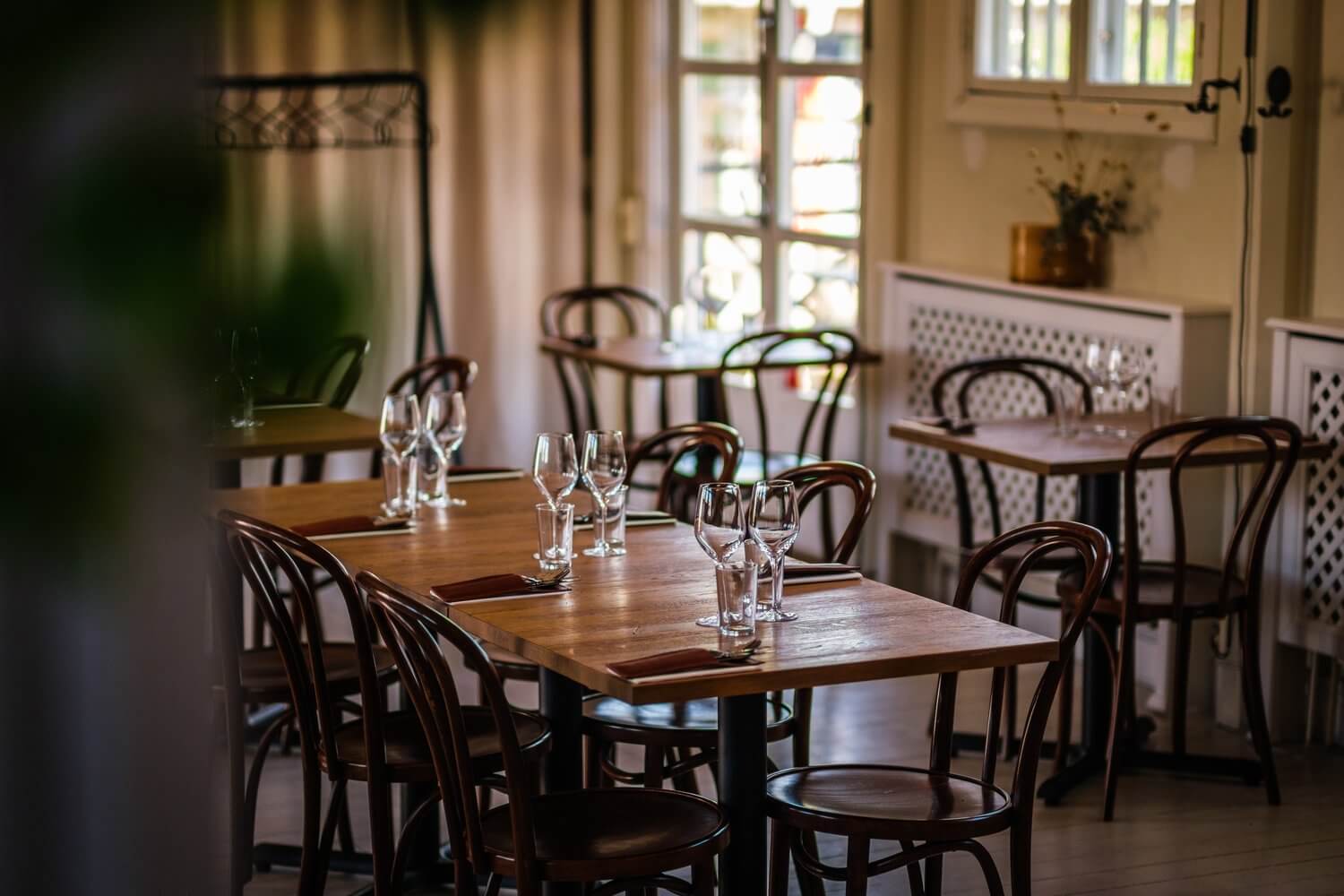 Husette är en ljus restaurang med en smakfull inredning på Konstepedemin i Göteborg