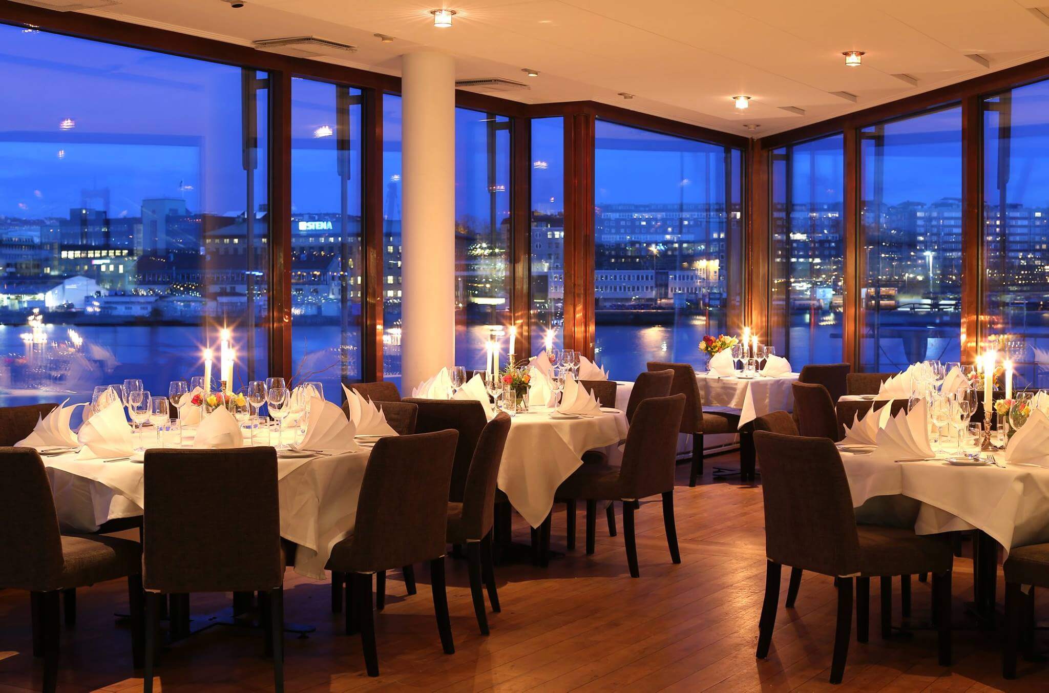 Längst ut på Dockpiren i Göteborgs hamninlopp ligger River Restaurant On The Pier