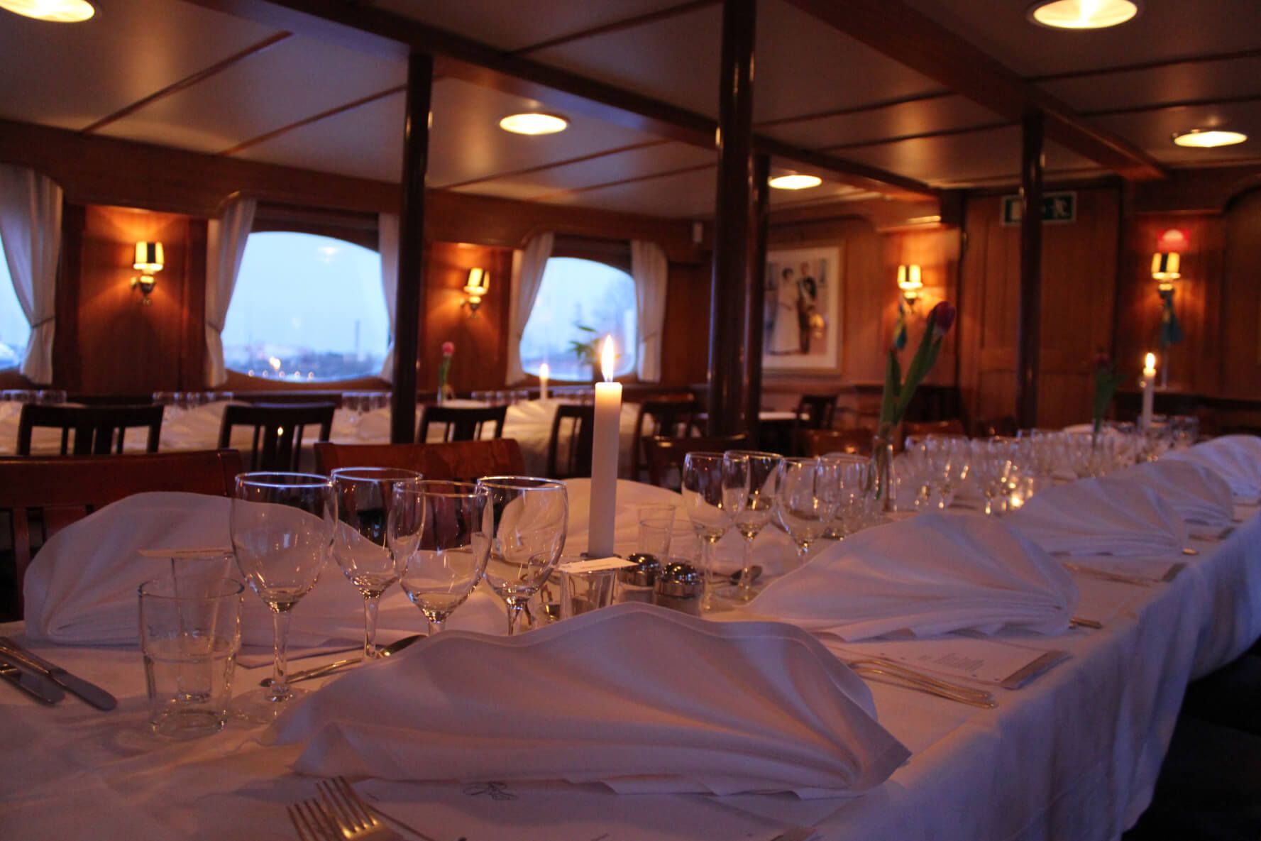 Ombord på M/S Segelkronan kan ni njuta av en bröllopsmiddag tillsammans med era gäster
