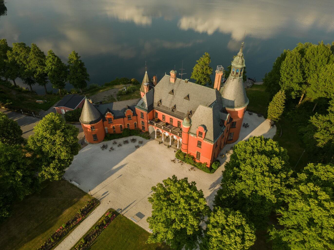 Precis intill Lejondalssjön i Bro, norr om Stockholm, ligger Lejondals Slott