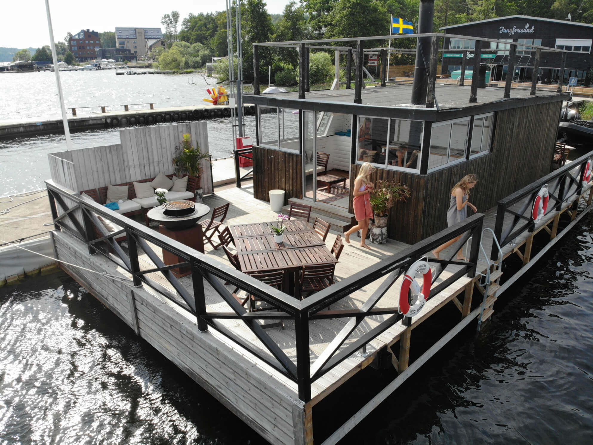 Om du ska ha kalas för äldre barn kan du hyra Stockholms största bastuflotte