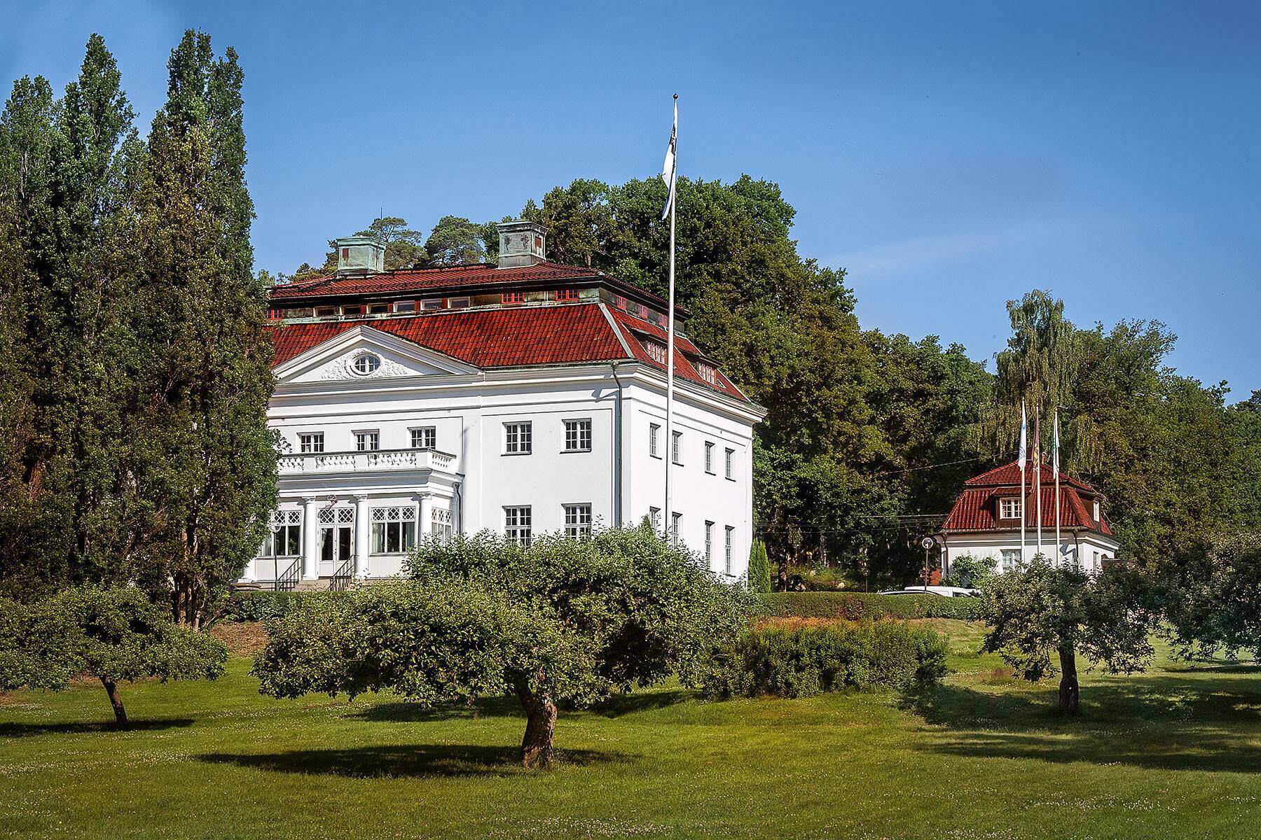 Herrgården på Bergendal har en vacker park, en allé och en egen brygga vid Edsviken