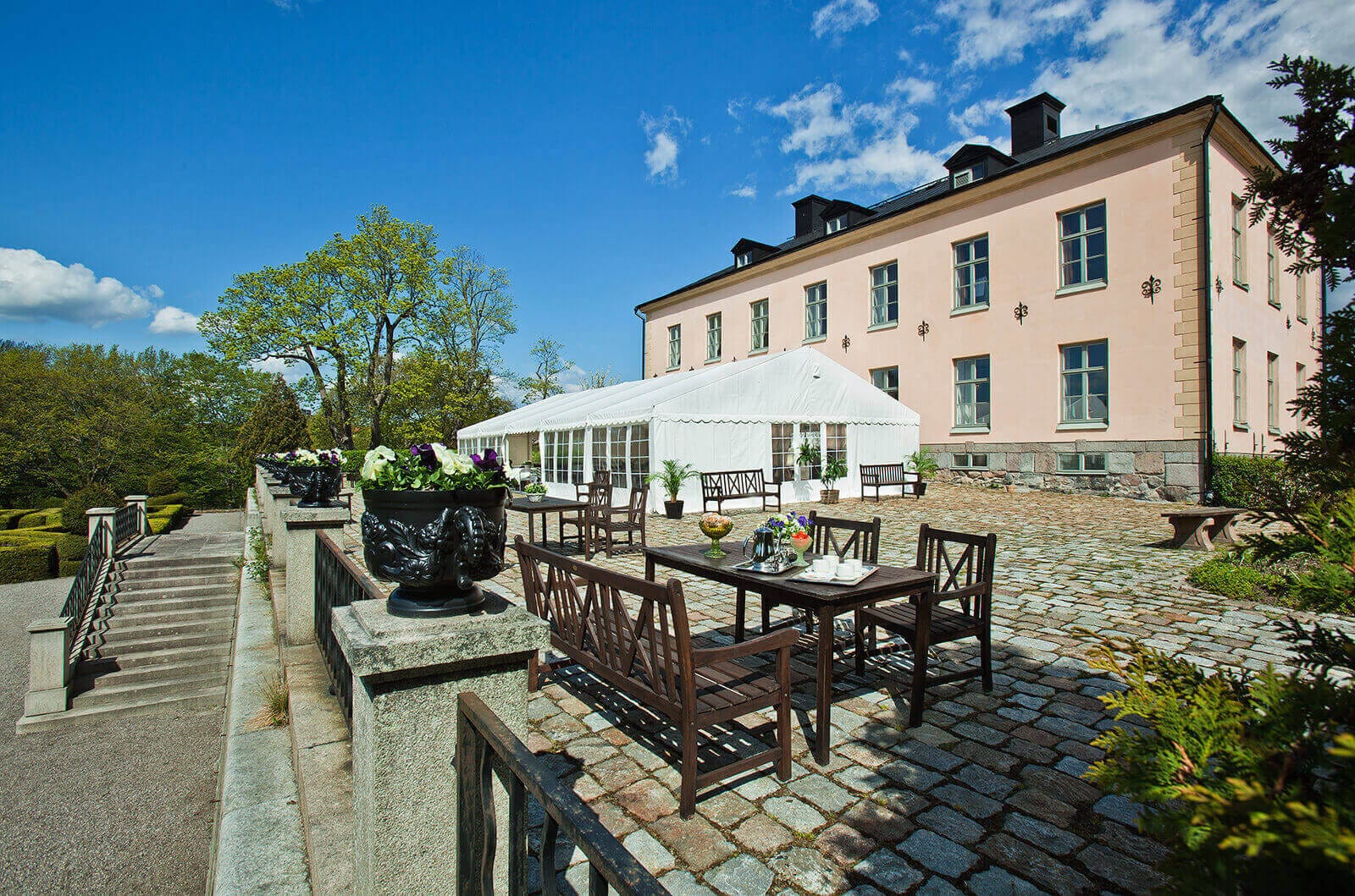 På Hesselby Slott kan du servera välkomstdrink och middag utomhus på slottsterrassen