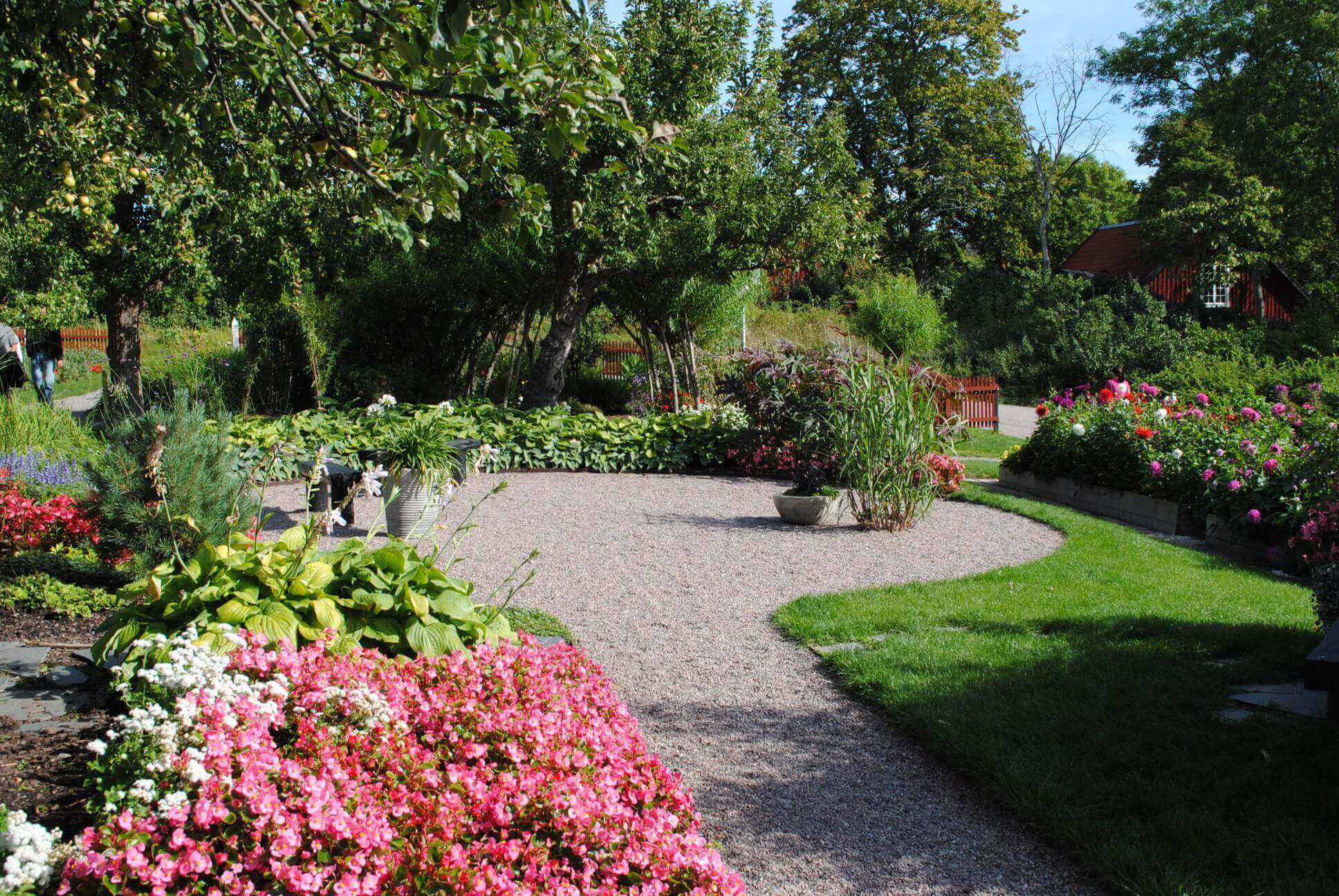 Nyckelvikens Herrgården omges av en vacker trädgård med plats för ett partytält
