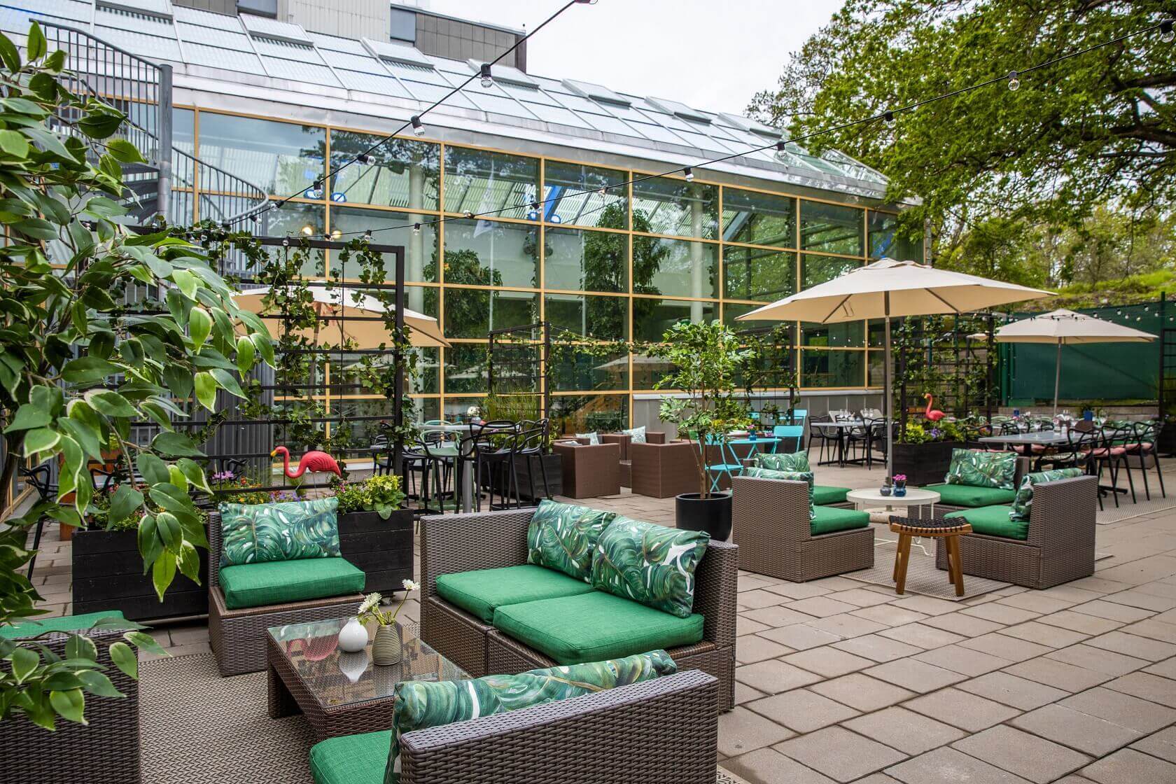 Terrassen på Park Inn by Radisson Solna är perfekt för en bubbel- eller grillkväll
