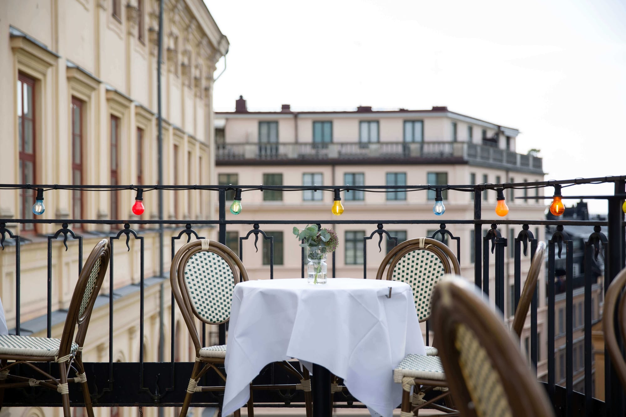 Champagnebaren erbjuder en privat terrass med panoramautsikt över Stockholm
