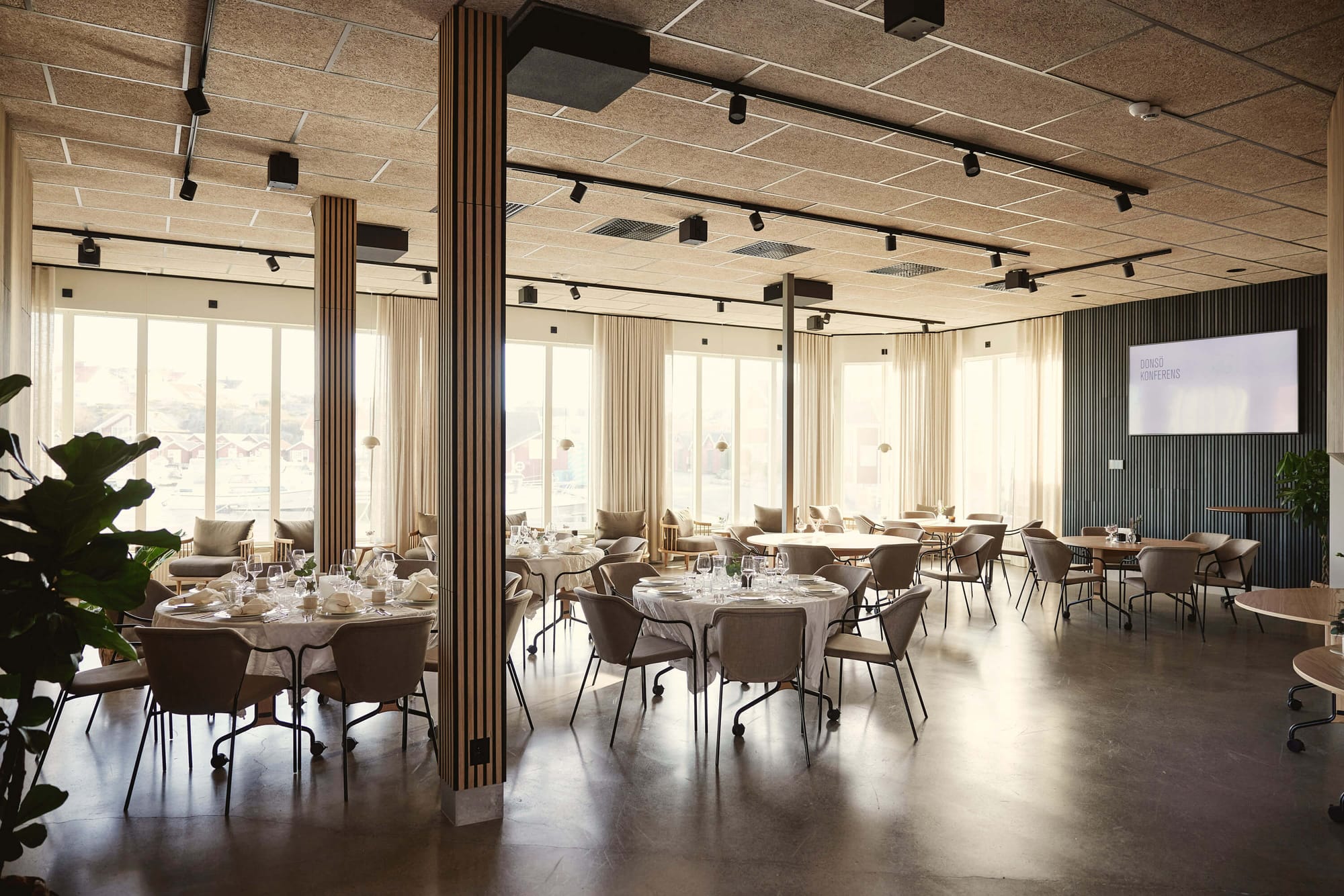 Donsö Konferens ligger i Göteborgs skärgård och erbjuder en vacker bankettsal