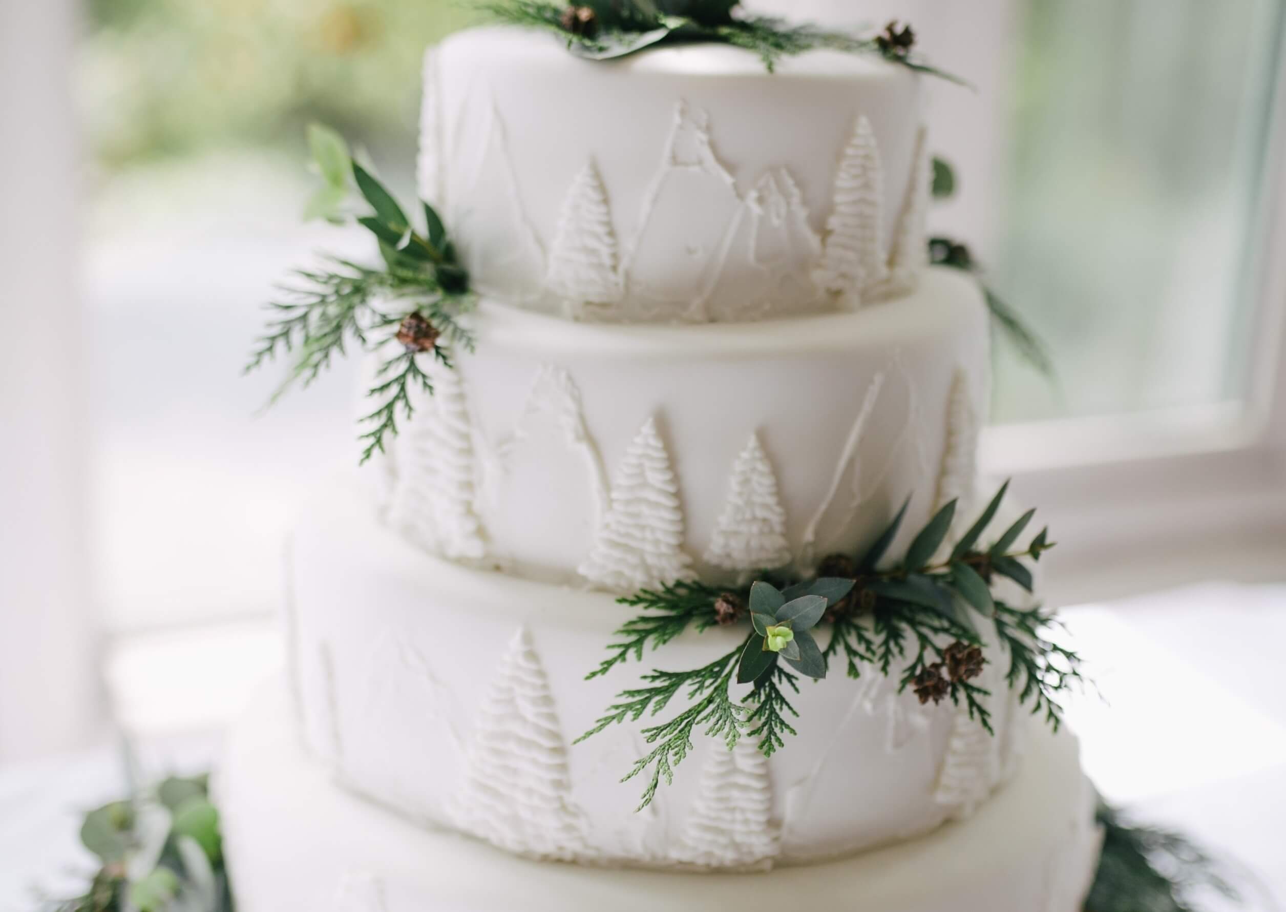En frostigt vit tårta med fina dekorationer går dock alltid hem på vinterbröllopet