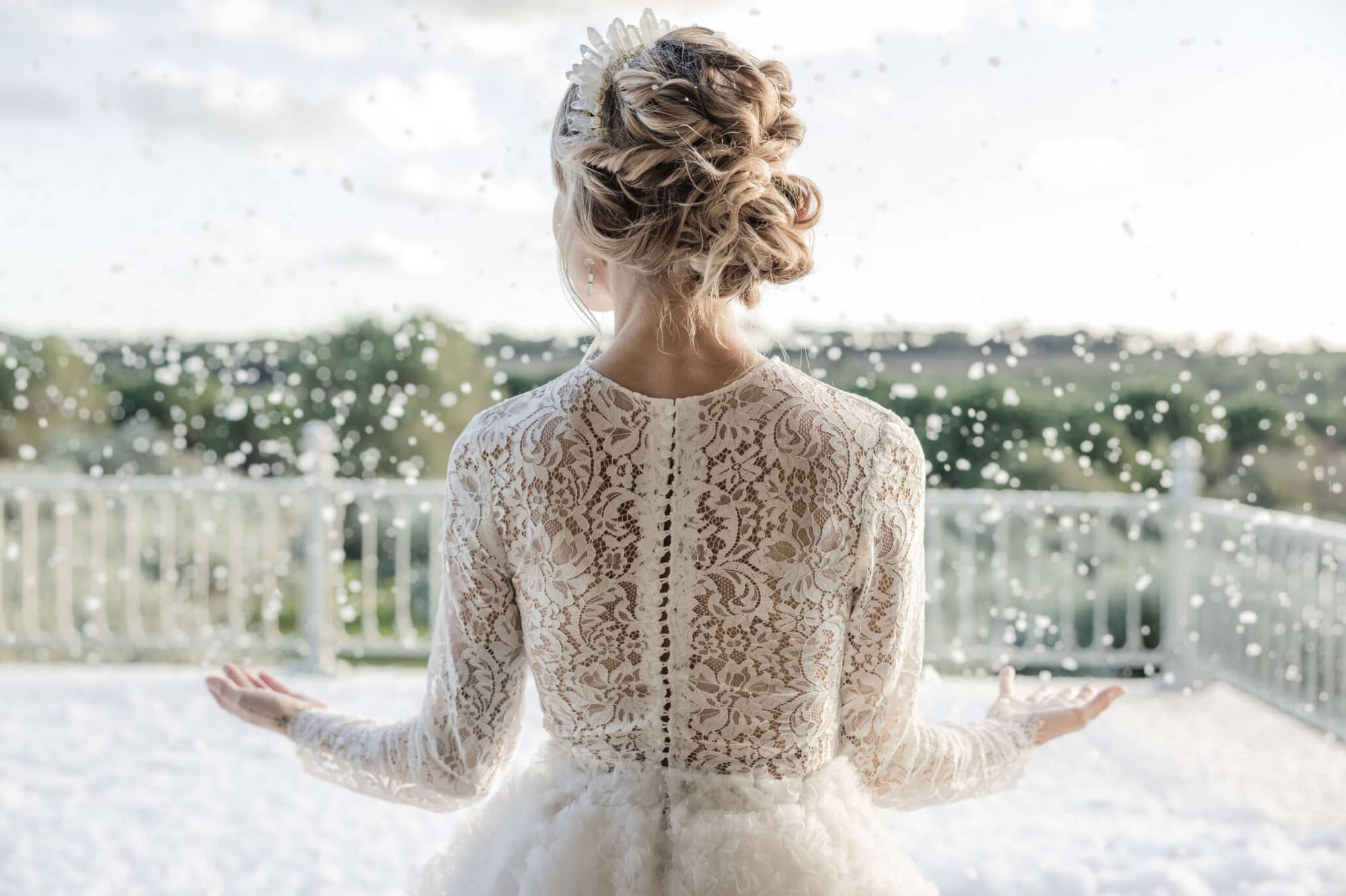 En brudklänning med långa ärmar skyddar mot kylan