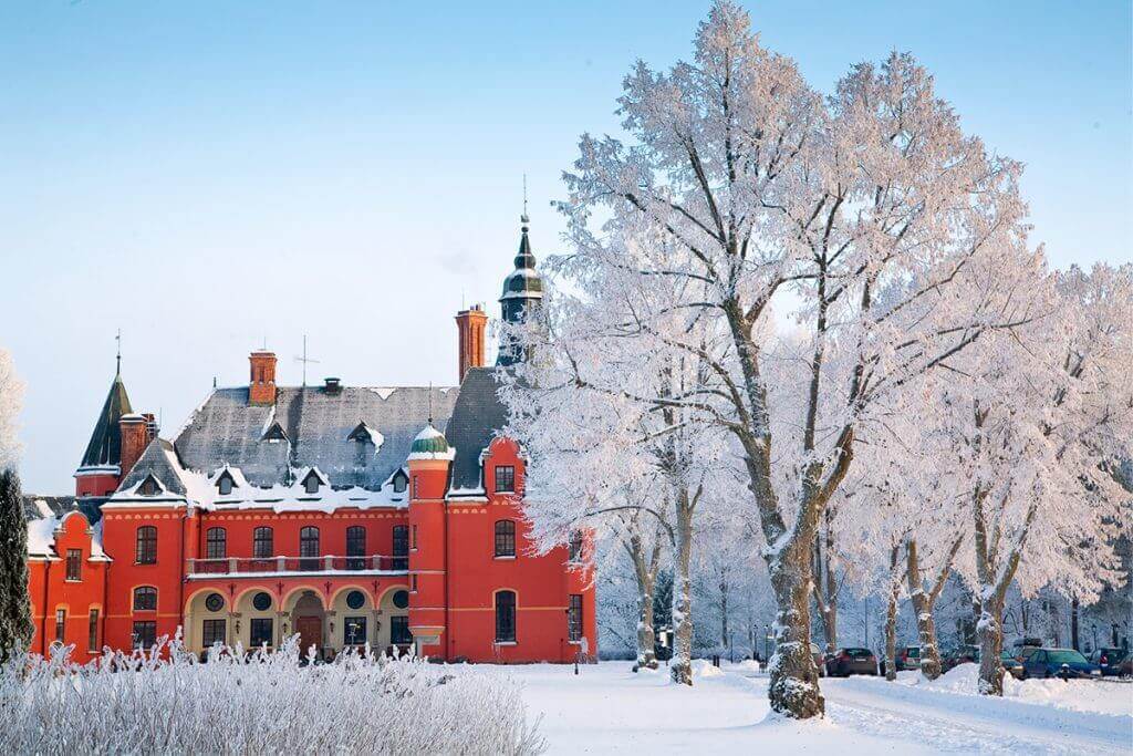 Lejondals Slott har tydlig inspiration från England och är utmärkt för vintriga bröllop