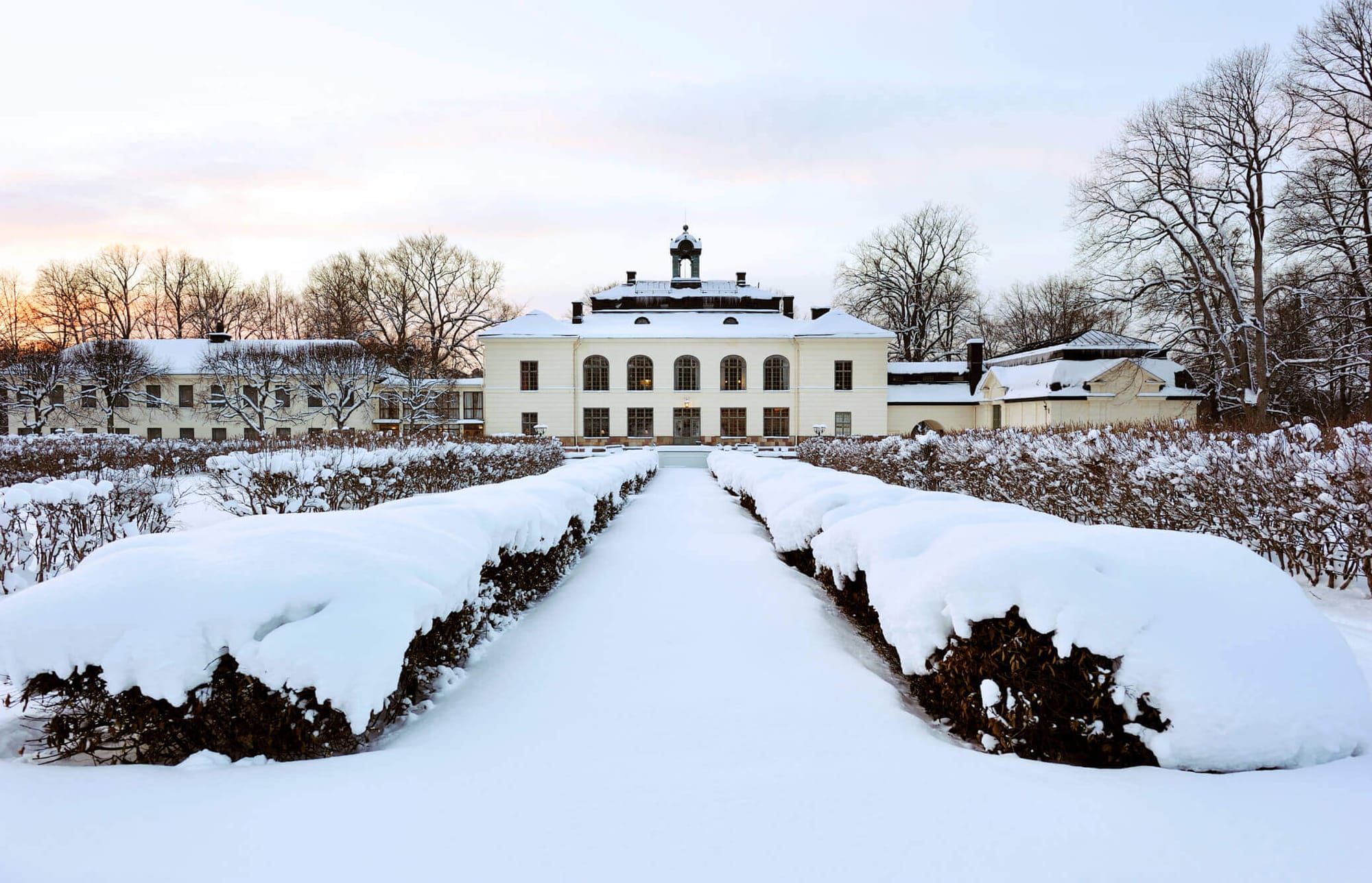 På Näsby Slott kan ni arrangera ett sagolikt vinterbröllop i en magisk slottsmiljö